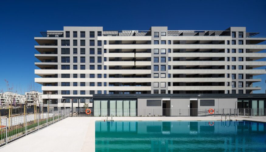 Nuevo éxito comercial de AEDAS Homes, promotora residencial líder a nivel nacional. Esta vez, en el Alcalá de Henares. En concreto, en la promoción Éneo, situada en el nuevo barrio de Las Sedas. La compañía ha comenzado a entregar en el plazo previsto, las 142 viviendas que conforman este residencial con el 100% de las casas vendidas. Con esta cifra, la promotora se aproxima ya a los 800 inmuebles entregados en total en este innovador barrio de nuevo cuño en la ciudad complutense. “Éneo representa otro gran acierto de la compañía, pero sobre todo se ha alzado como una respuesta perfecta para todo tipo de público que desea acceder a una vivienda de obra nueva de calidad”, asegura Candela Cepedano, Gerente de Promociones de AEDAS Homes en Centro y responsable de la promoción, quien recuerda cómo este proyecto se concibió pensando para toda la demanda, desde solteros que buscan su primera vivienda a parejas jóvenes y familias con niños que desean una casa más amplia que se adapte a sus nuevas necesidades e incluso seniors. La promoción Éneo destaca por su riqueza de tipologías, que encaja con un amplio perfil de clientes; su buena ubicación en Las Sedas; y sus completas zonas comunes con piscina infantil y de adultos, pista de pádel, espacio de juegos infantil, zona de pradera, gimnasio, sala común equipada y mucho más. “Hablamos de un mix de oferta de alta calidad de 142 viviendas de 2, 3 y 4 dormitorios -todas con amplias terrazas y los bajos con jardín privado- en las que además se ha logrado una optimización máxima de las superficies”, recalca Candela Cepedano. Tras Ácea y Sálix, Éneo es la tercera promoción plurifamiliar Build To Sell (BTS) que entrega AEDAS Homes en Las Sedas, donde ha finalizado 401 inmuebles destinados a la venta en propiedad; y donde también ha entregado dos residenciales Build To Rent (BTR) destinados al alquiler con 195 y 184 viviendas a Brisa, Grupo Azora. En total, 780 viviendas entregadas. “Con Éneo, AEDAS Homes continúa produciendo vivienda de calidad en los principales mercados residenciales madrileños con unas señas de identidad muy marcadas. Éneo exhibe un diseño arquitectónico moderno obra del reconocido estudio de arquitectura L35 y ofrece una elevada sostenibilidad en las viviendas, que cuentan con un sistema centralizado de aerotermia para la producción de agua caliente, fachada con SATE y materiales industrializados y suelo radiante y refrescante, entre otros equipamientos”, explica la Gerente, quien informa de que AEDAS Homes tiene en comercialización la promoción Korys en Las Sedas y adelanta que próximamente lanzará el último proyecto de la compañía en el ámbito. Las Sedas, un nuevo barrio estratégico Éneo se encuentra en el nuevo ámbito de Las Sedas en Alcalá de Henares, un sector en la zona norte que completa la trama de la ciudad uniendo los barrios de El Olivar y Espartales y conectando con el centro histórico cervantino. Las Sedas representa un enclave estratégico en Alcalá de Henares y en la Comunidad de Madrid por sus excelentes conexiones por carretera a través de la A-2 y en transporte público (Cercanías, autobuses, etc.) con la capital -a 20 minutos- y el aeropuerto -a 15 minutos-. Las Sedas disfruta también de grandes áreas verdes, así como emplazamientos deportivos y educativos y espacios dedicados al ocio, la gastronomía y la cultura. Este barrio representa un nuevo concepto urbano que está en simbiosis con la naturaleza y en el que se han primado las zonas verdes, los senderos urbanos y los puntos de cohesión vecinal en torno a una gran plaza. “Éneo, por su ubicación y oferta, se alza como un producto idóneo para quienes buscaban el equilibrio entre tranquilidad y vitalidad”, concluye Candela Cepedano.
