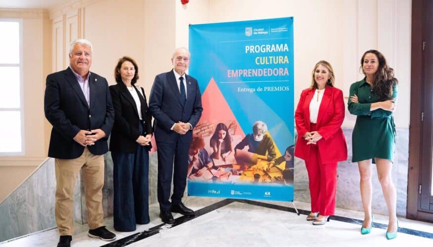 El Cine Albéniz ha acogido este miércoles la gala de entrega de premios a los proyectos ganadores de una nueva edición del programa educativo municipal 'Cultura Emprendedora', organizado por el Área de Educación del Ayuntamiento de Málaga, el Instituto Municipal para la Formación y el Empleo (IMFE) y Promálaga.