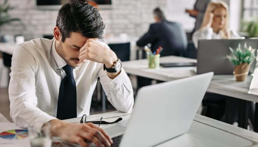La revolución digital ha transformado profundamente nuestra forma de vivir, relacionarnos y trabajar. Este cambio también ha alcanzado a la forma de operar el tráfico mercantil, lo que ha impulsado el nacimiento de nuevos modelos de negocio como las start-ups, compañías jóvenes impulsadas mayoritariamente por emprendedores que utilizan la tecnología como base para ofrecer productos y servicios. Aunque innovadoras y dinámicas, estas empresas no están exentas de cumplir con las obligaciones legales propias de cualquier actividad mercantil. Así lo recuerda Antonio Pastor, abogado y socio de AF Legis, quien señala los principales aspectos jurídicos que los emprendedores deben tener en cuenta para evitar problemas legales que puedan poner en riesgo su proyecto. Aspectos legales más comunes para las start-ups El primer paso para la correcta constitución de toda empresa es crear sus bases: unos estatutos adecuados a la realidad del negocio. “Los emprendedores no suelen adecuar la constitución de la sociedad a la realidad que va a experimentar la compañía a lo largo de su vida económica”, advierte Pastor. Este descuido puede derivar en continuas modificaciones notariales o en el Registro Mercantil, con los costes añadidos que ello conlleva. Registrar correctamente los activos intangibles de la empresa, ya sea la marca, la patente, un software innovador o el modelo de utilidad único de esa empresa, es otro paso esencial. “Gracias a este movimiento, la titularidad de los derechos de propiedad industrial podrá descansar tanto en personas físicas, en el caso de los socios fundadores, como en la propia sociedad”, explica Pastor. Además, el abogado subraya la importancia de proteger el conocimiento sensible del negocio. Por ello, recomienda hacer firmar un contrato de confidencialidad a cualquier persona a la que se le presente el proyecto, sean inversores, trabajadores, colaboradores o, en su caso, incluso competidores. Una vez en marcha, la gestión de las relaciones entre socios es clave. Por ello, el abogado de AF Legis recomienda suscribir un buen pacto de socios: “permite, además del buen funcionamiento de la compañía, la conjugación de los intereses de los socios fundadores y de los inversores”. Así pues, es recomendable contar con un documento que prevea distintos escenarios futuros. Los expertos recomiendan añadir cláusulas que abarquen desde la permanencia del talento en el equipo hasta fórmulas de salida y de venta de acciones en caso de que el proyecto se consolide en el mercado. “De este modo, los intereses de fundadores socios-trabajadores y socios-inversores irán de la mano a por un objetivo común: alcanzar la rentabilidad necesaria”, asegura Pastor. Finalmente, Pastor insiste en que, tratándose de compañías digitales, es imprescindible el cumplimiento de la Ley de Protección de Datos (LOPD), la Ley de Servicios Digitales (LSD), la Ley de Servicios de la Sociedad de la Información y de Comercio Electrónico (LSSI) o la normativa en defensa de Consumidores y Usuarios. “Un buen control sobre estas legislaciones y sobre su cumplimiento nos ayudará a evitar sanciones por parte de organismos públicos”, sentencia el abogado. Para Pastor, a nivel legal, una start-up cuenta esencialmente con la misma consideración que cualquier otro tipo de compañía tradicional, y recuerda: “solo hay que estar atento a los detalles y la proyección del negocio”.