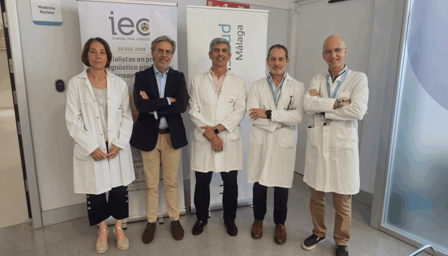 El Hospital Quirónsalud Málaga renueva y refuerza la Unidad de Medicina Nuclear con la incorporación de los reconocidos doctores José Mateos, como jefe de Servicio, y Silvia Fuertes, como responsable clínica, para asumir la dirección médica del área de Medicina Nuclear, una especialidad estratégica con la que el Hospital ofrece un servicio de alta calidad y tecnología puntera, con tecnología avanzada como el PET-TAC y el SPECT-TAC y la apuesta por un diagnóstico más preciso y personalizado. “La Medicina Nuclear actual va mucho más allá del diagnóstico convencional: permite estudiar la función de órganos y tejidos, detectar alteraciones metabólicas antes de que aparezcan cambios anatómicos visibles y guiar de forma precisa muchos tratamientos. En nuestra renovada Unidad contamos con equipos como el PET-TAC y el SPECT-TAC que, en una sola exploración, combinan el estudio funcional con una localización anatómica exacta de las lesiones, lo que resulta clave en el manejo clínico de numerosas enfermedades”, explica el doctor José Mateos. La Unidad ofrece una amplia cartera de servicios, que abarca desde los estudios PET más avanzados en oncología, como el PET con 18F-FDG, 18F-colina, PSMA o DOPA; hasta procedimientos punteros, como la detección del ganglio centinela, fundamental en cáncer de mama, melanoma y otras neoplasias. “Estas técnicas permiten no solo una mejor estadificación de los tumores, sino también una planificación terapéutica mucho más precisa”, añade el Dr. Mateos. Por su parte, la doctora Silvia Fuertes subraya el papel esencial del SPECT-TAC en diversas especialidades: “desde estudios de perfusión cerebral en deterioro cognitivo y Alzheimer; procedimientos específicos, como el DaTSCAN, que evalúa la integridad del sistema dopaminérgico mediante la unión al transportador de dopamina, clave para el diagnóstico diferencial del Parkinson y otros síndromes parkinsonianos; estadificación inicial y seguimiento de pacientes oncológicos; gammagrafías miocárdicas para valorar la isquemia cardiaca; o estudios óseos para lesiones musculoesqueléticas, infecciones o fracturas ocultas”. En definitiva, concluye la especialista, “la Medicina Nuclear aporta respuestas en áreas donde otras técnicas de imagen son limitadas”. Además, la doctora Fuertes es una superespecialista en las técnicas de detección del ganglio centinela y en PET hematológico, ámbitos en los que cuenta con una amplísima experiencia, lo que refuerza el nivel técnico y clínico de la nueva unidad. Ambos profesionales cuentan con más de 15 años de experiencia en el ámbito de los ensayos clínicos, liderando IEC (Imagen en Ensayos Clínicos), especialistas en diagnóstico por imagen que ha gestionado hasta la fecha más de 2.000 estudios nacionales e internacionales, con aproximadamente 40.000 pruebas diagnósticas realizadas cada año. IEC colabora activamente con los principales laboratorios farmacéuticos, CROs e investigadores, y está reconocida por su experiencia en la evaluación de respuesta tumoral mediante criterios como RECIST, iRECIST, PCWG3 y RANO en oncología, así como Cheson, Lugano, LYRIC, IWCLL e IMWG en hematología. Esta trayectoria, basada en la excelencia y la especialización, aporta un valor añadido único a la práctica clínica. Los elevados estándares de calidad y rigor propios del entorno de investigación clínica encajan perfectamente con la visión del Hospital Quirónsalud Málaga: ofrecer una Medicina Nuclear moderna, segura y de vanguardia, posicionando al hospital como referente privado en el sur de España. Quirónsalud, pionero en el tratamiento a pacientes oncológicos en Andalucía El grupo hospitalario Quirónsalud es líder en el tratamiento integral del paciente oncológico. Sus ocho centros ubicados en poblaciones estratégicas de la comunidad han establecido un proyecto asistencial específico para garantizar una respuesta global y personalizada a los pacientes afectados de cáncer, independientemente de su edad. En la actualidad dispone de dos plataformas oncológicas equipadas con tecnología de última generación para el diagnóstico y tratamiento del cáncer. Una de ellas, el Departamento Integral de Oncología, se ubica en el Hospital de Día Quirónsalud Málaga, ofreciendo también servicio a los hospitales Quirónsalud Marbella y Quirónsalud Campo de Gibraltar. En la misma línea trabaja la otra plataforma oncológica de referencia para Andalucía Occidental, integrada por el Servicio de Radioterapia de Quirónsalud Infanta Luisa, así como por los Servicios de Medicina Nuclear de este mismo centro hospitalario sevillano y de Quirónsalud Córdoba para un diagnóstico más preciso de los procesos oncológicos. Esta dotación también ofrece cobertura a Quirónsalud Huelva y Quirónsalud Sagrado Corazón. Además, a esto hay que sumar los servicios de Oncología Médica y los hospitales de Día Oncológicos ubicados en los ocho centros sanitarios del grupo en Andalucía.