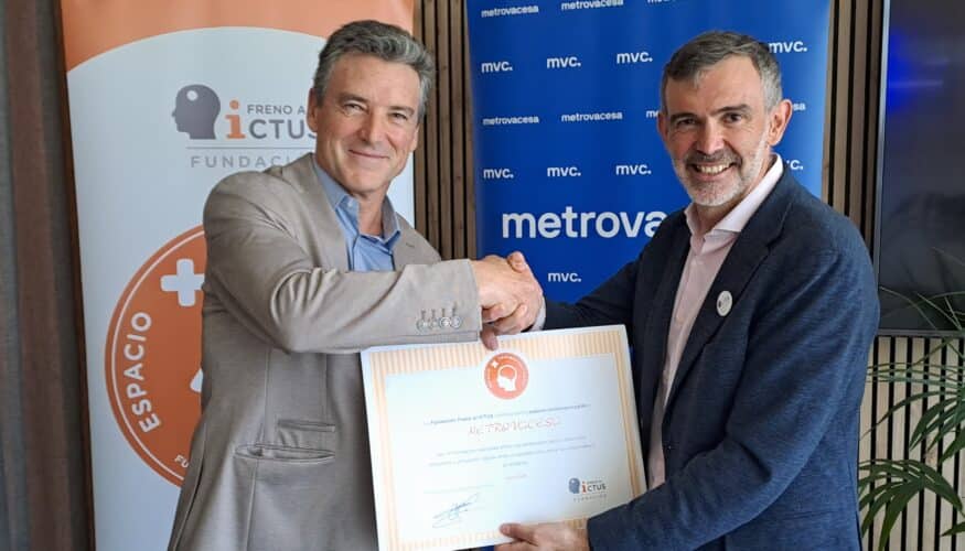 Metrovacesa ha recibido la certificación como Espacio Cerebroprotegido, una iniciativa impulsada por la Fundación Freno al Ictus que reconoce a las organizaciones comprometidas con la prevención y la actuación frente al ictus. La distinción fue recogida por Miguel Ángel Melero Puerta, en representación de todo el equipo de Metrovacesa. El compromiso de Metrovacesa con la salud cerebral se remonta a 2021, año en el que lanzó junto a la Fundación la campaña “Metrovacesa contra el ictus”, con el objetivo de sensibilizar a sus colaboradores sobre esta enfermedad y contribuir activamente a su prevención. En 2025, la compañía ha iniciado el proceso de certificación como Espacio Cerebroprotegido. En esta primera fase, se ha formado al 40 % de la plantilla de la sede corporativa en Madrid, a través de una capacitación especializada que permite identificar los síntomas de un ictus y actuar de forma rápida y eficaz, activando el protocolo de emergencias “Código Ictus”. Está previsto que el próximo año el programa se extienda al resto de los centros de trabajo de la compañía, alcanzando así a aproximadamente 250 empleados. Miguel Ángel Melero, director de Relaciones Institucionales de Metrovacesa, comenta que “En Metrovacesa estamos convencidos de que nuestro compromiso debe ir más allá de lo profesional. Formar a nuestros equipos para saber actuar ante una emergencia como el ictus es una forma real de cuidar de las personas. Saber identificar a tiempo los síntomas puede salvar vidas, y no podemos olvidar que el ictus afecta cada año a más de 120.000 personas solo en España. Es así como iniciativas como esta nos ayudan a construir entornos de trabajo más seguros, responsables y preparados”. Por su parte, Julio Agredano, presidente de la Fundación Freno al Ictus, ha destacado el valor del compromiso empresarial en la prevención de esta enfermedad. “La implicación de Metrovacesa demuestra que es posible construir una red de espacios cerebroprotegidos que actúen de forma eficaz frente a una emergencia tan frecuente como el ictus. La formación salva vidas, y que una compañía como Metrovacesa continúe apostando por este proyecto a nivel nacional es un ejemplo a seguir”, ha afirmado. El proyecto Espacio Cerebroprotegido cuenta con el aval de la Sociedad Española de Neurología (SEN), a través de su Grupo de Estudio de Enfermedades Cerebrovasculares (GEECV), y con el respaldo de la Asociación Española de Especialistas en Medicina del Trabajo (AEEMT) y la Asociación Española de Servicios de Prevención Laboral (AESPLA), lo que garantiza la máxima calidad y rigor en la formación impartida. El ictus es la primera causa de muerte en mujeres y la segunda en la población general en España. Cada año, más de 120.000 personas sufren un ictus en nuestro país, y más de 24.000 fallecen a causa de esta enfermedad. Además, es una de las principales causas de discapacidad adquirida en el adulto. La buena noticia es que el 90 % de los casos pueden prevenirse mediante hábitos de vida saludables y el control de los factores de riesgo. La identificación temprana de los síntomas y la activación del Código Ictus son claves para mejorar el pronóstico del paciente. Sobre Fundación Freno al Ictus Con el objetivo de reducir el impacto del ictus en España, promover acciones de concienciación para dar a conocer la enfermedad entre la ciudadanía y divulgar conocimiento sobre su detección, actuación y prevención del ictus, su dimensión y sus consecuencias, es creada la Fundación Freno al Ictus. Además de sus acciones, proyectos, campañas y actividades que promueven un estilo de vida saludable, la mejora de la calidad de vida de los afectados y sus familiares, la Fundación abarca otros campos de acción, como el ámbito de la investigación científica sobre el ictus y el daño cerebral adquirido, así como la inclusión social y laboral de los afectados por el ictus y sus allegados.