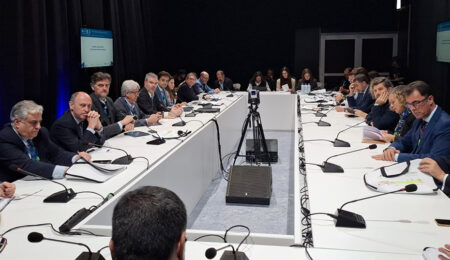 Andalucía colabora con 22 entidades para fomentar el uso de combustibles sostenibles de aviación