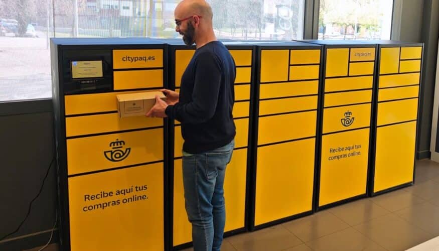 La red de terminales Citypaq de Correos en la provincia de Málaga tramitó durante 2025 un total de 110.762 paquetes, lo que supone un incremento del 16,49 % respecto al año anterior, cuando se gestionaron 95.083 envíos. El mayor volumen de actividad se concentró en el terminal de la sucursal 3 de Marbella-San Pedro de Alcántara y en la sucursal 5 La Paloma, de Málaga, con más de 7.000 envíos registrados cada uno de ellos. Andalucía dispone actualmente de 322 dispositivos Citypaq, doce de los cuales se incorporaron a lo largo del pasado año, reforzando así las opciones de entrega y recogida disponibles para la ciudadanía. En la provincia de Málaga están operativos 71 de estos terminales. Los Citypaq permiten recibir, enviar y devolver paquetes de forma sencilla, sin necesidad de coincidir con el repartidor ni ajustarse a horarios de oficina. Estos terminales funcionan como taquillas inteligentes que ofrecen recogida y entrega sin horarios ni complicaciones, disponibles en muchos casos las 24 horas del día para adaptarse a las rutinas de los usuarios. La mayoría de los dispositivos se encuentran en puntos de acceso público —oficinas de Correos, centros comerciales, supermercados, gasolineras o estaciones— mientras que otros están ubicados en espacios privados como centros de trabajo y comunidades residenciales, facilitando todavía más el acceso a este servicio. Este sistema de entrega favorece también la eficiencia logística: un único terminal puede centralizar decenas de paquetes, lo que reduce desplazamientos de reparto y contribuye a disminuir las emisiones contaminantes asociadas al transporte. Los usuarios disponen de cinco días para recoger sus envíos en la taquilla seleccionada y, si el plazo expira, el paquete pasa a estar disponible durante 15 días en la oficina de referencia. Además, los Citypaq permiten gestionar devoluciones y depositar paquetes únicamente con el número de envío, sin necesidad de reservar previamente un compartimento.