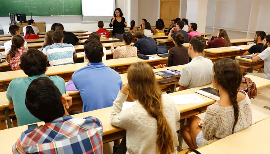 La Ley Universitaria para Andalucía (LUPA) entra en vigor el 26 de marzo, después de que el pasado 11 de febrero se aprobara por el Parlamento andaluz. Esta nueva norma sustituye al marco legislativo que data de 2013 y aborda los derechos del estudiantado, la protección del sistema público universitario y el modelo de financiación, así como la carrera académica, la internacionalización y la formación continua. De igual modo, recoge el acceso a la vivienda del alumnado, la transparencia de las instituciones académicas, la gobernanza y las condiciones para la creación de universidades privadas. Sobre el estudiantado, la ley reconoce la bonificación de las matrículas, la desconexión digital o la suspensión temporal de los estudios. Igualmente, también refleja la necesidad de fomentar el acceso a las residencias de los estudiantes a través de programas de actuación conjunta de las instituciones académicas. El documento incluye en su articulado la promoción de programas para la movilidad del estudiantado, con el fin de mejorar su formación integral y el conocimiento del entorno social, cultural y académico autonómico, estatal e internacional, dando prioridad a la cobertura del Erasmus+. En relación con el personal docente e investigador (PDI) y el personal técnico, de gestión y de administración y servicios (PTGAS) de las universidades públicas, la LUPA se asienta sobre tres ejes: estabilidad, mérito y garantías en la carrera profesional. En su contenido se flexibiliza la compatibilidad de la actividad del PDI para fomentar la transferencia del conocimiento y el perfeccionamiento de su formación, se recupera la figura del profesorado ayudante, se limita el uso indebido de la figura del profesor sustituto interino y se instaura la obligatoriedad de un nivel de idioma extranjero (B2) para el acceso a la figura de ayudante doctor a partir de 2029, una medida que también es exigible para la obtención de títulos universitarios oficiales. La norma introduce medidas en lo relativo a la gobernanza, de modo que las universidades disponen de mayor autonomía en materia de personal y en el ámbito de planificación de la programación académica. De esta manera, se regulan órganos de coordinación autonómica como el Consejo Andaluz de Coordinación Universitaria, espacio de diálogo y planificación estratégica entre el Gobierno andaluz y las universidades, y el Consejo Asesor de Estudiantes de las Universidades Públicas de Andalucía, que canaliza propuestas y consultas de forma estable. En el área de la financiación, la LUPA se hace eco del modelo de financiación de las universidades públicas andaluzas, que se acompaña de mecanismos de evaluación y control del gasto público basado en indicadores de calidad y resultados. Además, se establece el uso de remanentes no afectados. Junto a estas medidas, se introduce la figura de un interventor como parte del personal técnico y de administración, y aumentan las competencias de inspección, evaluación y sanción. En el ámbito de la gestión universitaria, se regulan los campus universitarios, a los que hay que dotar de los recursos necesarios de carácter docente, de personal técnico y de administración, de infraestructuras y de servicios a la comunidad universitaria. Respecto a los Consejos Sociales, se refuerzan sus funciones en la captación de fondos y se crea el Consejo Andaluz de Consejos Sociales Universitarios.