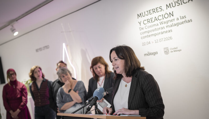 Las Salas Mingorance del Archivo Municipal acogen hasta el 12 de julio la exposición Mujeres, música y creación. De Cosima Wagner a las compositoras malagueñas contemporáneas. La muestra está compuesta por un total de 63 piezas artísticas de distintos formatos y técnicas, además de documentación, material sonoro y grabaciones elegidas por las compositoras, a las que se accede con un código QR. La selección de los trabajos artísticos aborda un periodo que va desde el siglo XIX hasta la época actual. La concejala delegada de Cultura y Patrimonio Histórico, Mariana Pineda, junto a la comisaria y doctora en Historia del Arte, Lourdes Jiménez Fernández, ha presentado esta mañana la exposición. El comisariado de esta muestra propone un recorrido por el papel de las mujeres en la historia de la creación musical desde el siglo XIX, desde la figura de Cosima Wagner —directora y guardiana del legado wagneriano en el Festival de Bayreuth— hasta las compositoras malagueñas contemporáneas que hoy expanden los lenguajes sonoros del siglo XXI. Cosima Wagner, esposa del compositor alemán, encarna un momento histórico en el que la mujer, desde una posición compleja y controvertida, asumió la dirección artística de uno de los festivales más influyentes de Europa, que precisamente este año cumple su 150 aniversario, consolidando un modelo de continuidad estética y de poder cultural. En diálogo con ese pasado, la exposición realiza un recorrido por las compositoras malagueñas del XIX hasta llegar a las contemporáneas como Alicia Terrón, Diana Pérez Custodio, Silvia Olivero, Mari Luz Chamorro, Reyes Oteo y Carolina Cerezo, cuyas obras atraviesan la zarzuela, la música sinfónica, la creación electroacústica, la experimentación interdisciplinar y las nuevas dramaturgias sonoras. Sus partituras, instalaciones y propuestas escénicas revelan una pluralidad de miradas que cuestionan, amplían y resignifican la tradición. Málaga es, junto a Sevilla y Granada, una de las ciudades andaluzas en las que más ha evolucionado el papel de las compositoras. Piezas musicales de creadoras malagueñas se han podido disfrutar en espacios como el Auditorio Nacional, los festivales de NAK (Pamplona), Archipel (Ginebra), en las temporadas musicales de la Fundación Juan March, los circuitos de la AMEE y el CDMC, y en países como Francia Portugal, México o Estados Unidos, entre otros. La comisaria ha empleado la investigación museológica, la revisión documental y el contacto directo con las compositoras para establecer un hilo argumental con el denominador común de visibilizar el papel de la mujer en este ámbito. Este es un homenaje y puesta en valor, porque la historia de la música no puede entenderse sin las mujeres que la sostuvieron, la dirigieron y la reinventan cada día. Mujeres, música y creación. De Cosima Wagner a las compositoras malagueñas contemporáneas es una oportunidad para comprobar cómo el trabajo de estas creadoras ha conseguido normalizar la presencia de la mujer en la historia de la música y, en especial, en el ámbito de la creación. En palabras de la comisaria, la muestra es “un homenaje y puesta en valor, porque la historia de la música no puede entenderse sin las mujeres que la sostuvieron, la dirigieron y la reinventan cada día”.