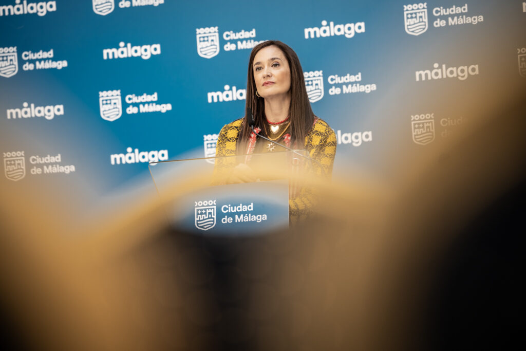 La Junta de Gobierno Local aprueba un convenio con Emasa para extender el uso de agua regenerada con el riego de zonas verdes del Peñón del Cuervo de Málaga El uso de aguas regeneradas para el riego de jardines públicos es complementario al de las procedentes del freático (no potable) que también se utilizan en la práctica totalidad de parques y zonas verdes de la ciudad para así no tener que consumir agua potable. Tal y como queda recogido en el expediente, Emasa se compromete a abastecer hasta un máximo de 11.188,66 metros cúbicos anuales de agua tratada en la EDAR Peñón del Cuervo, desde donde saldrá a través de una canalización de 750 metros de longitud hasta el parque marítimo-terrestre, que ocupa una superficie de 13.000 metros cuadrados. Para distinguir el sistema de riego de otras posibles conducciones de agua potable, las tuberías son de color violeta y hay cartelería informativa de agua regenerada, en cumplimiento del Real Decreto 1085/2024, de 22 de octubre, por el que se aprueba el Reglamento de reutilización del agua y en el que se exige una señalización diferente para el sistema de reutilización. El sistema es controlado por telegestión, que permite un mayor control de las redes y la detección de fugas. Este suministro se lleva a cabo a través de la conexión del sistema de riego a la tubería general ejecutada por la Junta de Andalucía que, tras la entrada en servicio de la planta de tratamiento terciario en la EDAR Peñón del Cuervo en el marco de las obras de emergencia aprobadas por la Junta de Andalucía para la mejora de los recursos hídricos frente a la sequía, ha posibilitado el aporte de agua regenerada para el riego de cultivos de la Axarquía que ocupan una superficie de 6.947 hectáreas (27 comunidades de regantes y un usuario particular) y cuentan a través de la Junta Central de Usuarios del Sur del Guaro con una concesión temporal de 9,15 hectómetros cúbicos anuales, así como para el campo de golf El Candado (111.000 metros cuadrados y un volumen anual solicitado de 475.000 metros cúbicos) y de los jardines interiores de la propia depuradora. Desarrollo del ámbito de Marqués de Paniega La Junta de Gobierno Local también ha aprobado de forma inicial el Plan de Reforma Interior del SUNC-O-PD.9 ‘Marqués de la Paniega’, ubicado en el distrito de Ciudad Jardín y promovido por Málaga Río Residencial, S.L. Se trata de un ámbito que cuenta con una superficie total de 6.197,00 m², correspondiendo 4.322,00 m² a la superficie con aprovechamiento y 1.875,00 m² al suelo público. El objeto del Plan de Reforma Interior es el desarrollo del ámbito a través de la modificación de la ordenación prevista en el PGOU para, según recoge la memoria del proyecto, la integración de los suelos en una operación de remodelación configurando un nuevo espacio. La ordenación propuesta prevé un total de 108 nuevas viviendas, 35 de ellas protegidas, con una altura de planta baja más 9; 2.231, 62 m2 de espacios libres, 1.421,09 m2 de uso público; y 1.786,92 m2 de viario. Por su parte, la ordenación propuesta crea una plataforma comercial con un sótano destinado a aparcamientos obligatorios, sobre la cual se proyectarán dos edificios: uno destinado a viviendas de protección oficial y otro a viviendas libres, con espacios libres tanto públicos como privados. El basamento de la edificación soluciona el desnivel entre el eje urbano principal de la calle Emilio Thuiller y la calle Comendador Bobadilla, conectando con la calle Sancho Miranda. Por último, el documento recoge el compromiso de cesión obligatoria y gratuita al Consistorio de la superficie de los terrenos, urbanizados, para materializar la parte de aprovechamiento urbanístico lucrativo correspondiente a al Ayuntamiento en concepto de participación de la comunidad en las plusvalías generadas por la actividad pública de planificación y que asciende, en este caso, al diez por ciento (10%) del aprovechamiento. Convocatoria ayudas a comedor escolar La Junta de Gobierno Local también ha aprobado la convocatoria para la concesión de subvenciones a entidades educativas con programas de beca de comedor escolar para las familias del alumnado que presente dificultades económicas, correspondiente al curso 2026/2027, dotada con un importe de 450.000 euros. Podrá ser beneficiario de esta convocatoria cualquier centro educativo de la ciudad de Málaga con programas de becas de comedor para el alumnado matriculado en enseñanzas obligatorias que presente especial vulnerabilidad, que se desarrollen en el período comprendido entre septiembre de 2026 y junio de 2027, siempre que haya plazas disponibles de comedor. Los criterios de valoración que se contemplan para ser beneficiario de esta ayuda han tomado como referencia los que establece la Junta de Andalucía para subvencionar a estudiantes de centros públicos. El centro educativo sólo podrá proponer a aquellos alumnos que previamente hayan justificado los requisitos de la convocatoria y cuyos ingresos totales no superen los límites establecidos (en función del IPREM), quedando excluidos aquellos que ya perciban bonificación en la cuota de comedor por parte de cualquier administración pública o entidad privada. Las solicitudes para participar en esta convocatoria se podrán presentar de forma telemática desde el 29 de junio hasta el 17 de julio de 2026, a través de la sede electrónica del Ayuntamiento de Málaga. Nueva convocatoria ‘Idioma Joven’ La Junta de Gobierno Local ha aprobado hoy una nueva convocatoria del programa ‘Málaga Idioma Joven’, dirigido a favorecer la adquisición de competencias lingüísticas en idiomas. La convocatoria de ‘Málaga Idioma Joven’ está dotada con 24.960 euros que se repartirán en 312 ayudas de 80 euros cada una. Este programa está dirigido a jóvenes entre 16 y 35 años, empadronados en Málaga, que hayan obtenido alguna certificación de la competencia lingüística B1, B2, C1 y C2 en los idiomas de inglés, francés o alemán desde el 1 de septiembre de 2025. Esta iniciativa, además, incluye en el baremo para su obtención criterios socio-familiares como estar inscrito como demandante de empleo, pertenecer a familia numerosa o acreditar un grado de discapacidad superior al 33%, entre otros. Las solicitudes estarán próximamente disponibles en la web de Juventud: https://juventud.malaga.eu/ en el apartado ‘Ayudas y Premios’. El plazo para la presentación comenzará al día siguiente de su publicación en el Boletín Oficial de la Provincia (BOPMA) y permanecerá abierto durante un mes. Convenio de patrocinio con Fundación Unicaja Por otro lado, la Junta de Gobierno Local ha aprobado un nuevo convenio de patrocinio entre el Ayuntamiento y la Fundación Bancaria Unicaja por el que la Fundación aporta 20.000 euros para la celebración de los Premios de Educación ‘Ciudad de Málaga’ 2026. Como en años anteriores, estos premios se impulsan desde el Área de Educación con el objetivo de reconocer al alumnado con los mejores expedientes académicos que terminan las etapas educativas de ESO y Bachillerato en los centros educativos malagueños. Cursos de inserción laboral ‘Aquileo+’ La Junta de Gobierno Local también ha aprobado iniciar el expediente de contratación de 10 lotes del programa de itinerarios formativos para la inserción laboral ‘Aquileo+’, que organiza el IMFE cofinanciado por el Fondo Social Europeo Plus (FSE+). La apertura del procedimiento de adjudicación de este contrato, que comprende un total de 28 cursos formativos, será mediante procedimiento abierto, sujeto a regulación armonizada, y con pluralidad de criterios de adjudicación, conforme a lo establecido en la Ley de Contratos del Sector Público. Suministro e instalación de infraestructuras decorativas para la Feria La Junta de Gobierno Local también ha aprobado prorrogar el acuerdo marco para la contratación del suministro e instalación de equipos de infraestructuras decorativas especiales para la Feria de Málaga, cuya duración es de tres años y expira el próximo mes de mayo. El contrato se prorrogará hasta la adjudicación del nuevo acuerdo marco, con un tiempo máximo de un año, tal y como se contempla en el pliego de condiciones. Cabe recordar que el pasado mes de marzo se aprobó iniciar el nuevo expediente de contratación para la celebración del nuevo acuerdo marco, con un plazo de ejecución de tres años y la posibilidad de prórroga por un año adicional. La licitación se tramitará mediante procedimiento abierto con pluralidad de criterios de adjudicación, conforme a lo establecido en la legislación de contratos del sector público. Convenio con el Conservatorio Superior de Música La Junta de Gobierno Local ha dado el visto bueno al acuerdo de colaboración entre el Ayuntamiento de Málaga y el Conservatorio Superior de Música de Málaga para el desarrollo de distintas actividades dentro de las acciones programadas para la Noche en Blanco 2026. El objeto del convenio es articular la participación del mencionado centro educativo en dicha programación cultural, mediante la realización de actuaciones musicales a cargo de su alumnado y profesorado. En concreto, la participación del conservatorio se materializa en las actuaciones que, durante la celebración de La Noche En Blanco, que en esta edición tendrá lugar el próximo 16 de mayo entre las 20:00 y las 01:00 horas, se van a desarrollar en la plaza de La Marina, con un concierto; en recitales de piano, tanto en el Patio de las Cadenas de la Catedral como en la plaza de La Merced; y un recital de guitarra en distintas ubicaciones de La Alcazaba. La duración del acuerdo se extenderá hasta la finalización de todas las actuaciones anteriormente descritas para el mencionado día. Otros asuntos En otro orden de cosas, se ha aprobado la modificación de la composición de los miembros de la mesa de contratación permanente que interviene en los procedimientos del Área de Contratación Pública Estratégica en los que su actuación sea preceptiva. Por último, se ha dado cuenta de la segunda adenda al convenio de colaboración suscrito el pasado 19 de junio, con una duración inicial de seis meses, entre el Ayuntamiento y el Banco Europeo de Inversiones (BEI), para ampliar a 13 meses en total a vigencia de dicho acuerdo. Cabe recordar que mediante el mismo se articula un servicio de asesoramiento gratuito al Consistorio para implementar los estándares de circularidad y de economía circular del proyecto Buenavista Parque Empresarial de Soluciones Urbanas Sostenibles (Buenavista Sustainable Urban Solutions Business Park). Se trata de una iniciativa municipal que persigue la transformación de los suelos de Buenavista en un nuevo espacio para el distrito Campanillas con la creación de un parque empresarial para actividades económicas avanzadas relacionadas con las soluciones urbanas sostenibles, con un marcado enfoque en tecnología, sostenibilidad, movilidad, residuos, eficiencia energética y smart cities y una clara vocación donde la educación, la innovación y el emprendimiento aporten las mejores soluciones a los desafíos de las ciudades en cuanto a sostenibilidad ambiental, social y económica.