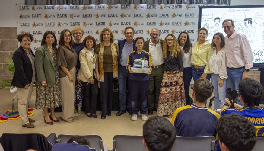 El Ayuntamiento de Málaga, a través del Área de Derechos Sociales, ha concedido los premios del XIII Concurso sobre Igualdad de Género ‘Cuélate por la Igualdad’, mediante el cual se persigue sensibilizar al alumnado de los centros educativos de la ciudad sobre la igualdad en la vida familiar y a la hora de optar a estudios y puestos de responsabilidad tanto en la esfera social como en el ámbito laboral. Estos galardones se convocan en dos líneas: relato en forma de cuento, dirigido al alumnado de 5.º y 6.º de Primaria; y relato en forma de cómic para alumnado de 1.º y 2.º de Secundaria. A la convocatoria de este curso se han presentado un total de 66 candidaturas (43 en la modalidad de cuento y 23 en la de cómic). En esta edición, el jurado ha seleccionado como ganadora en la modalidad de cuento a Andrea García Barquero, estudiante del CEIP Constitución 1978 (distrito Carretera de Cádiz) por su obra ‘El gran concurso del reino de la Luz’ (el premio consiste en una videoconsola y un lote de libros coeducativos); y en la modalidad de cómic, ha vuelto a ganar por segundo año consecutivo Sofía Lobato Correa, del Colegio León XIII (distrito Este), por ‘Premio Nobel’ (una tableta electrónica y un lote de libros coeducativos). El concejal delegado de Derechos Sociales, Francisco Cantos, ha entregado hoy el galardón en la modalidad de cómic en un acto celebrado en el Colegio León XIII, centro docente donde cursa sus estudios la alumna ganadora. La entrega del galardón en la modalidad de cuento está prevista para el próximo 29 de abril en el CEIP Constitución 1978. Para el fallo de los premios, se ha tenido en cuenta la calidad creativa de la presentación, el diseño, la expresión escrita, la riqueza de vocabulario, la temática de igualdad de género y cómo se ha trabajado dicha temática. Esta iniciativa tiene la finalidad de fomentar en el alumnado valores coeducativos, con el objetivo de que los menores conozcan la igualdad de derechos y las discriminaciones por razón de género y analicen el papel de la mujer en la sociedad actual frente al que desempeñan los hombres, así como las distintas responsabilidades que asumen hombres y mujeres, la conciliación en el ámbito laboral y la corresponsabilidad familiar, ayudándoles a detectar los estereotipos de género y concienciarles para evitarlos.