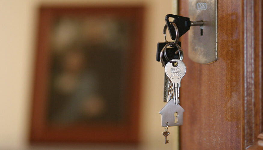 El Consejo de Gobierno ha tomado conocimiento de la aprobación de la convocatoria de ayudas a entidades del Tercer Sector que faciliten una solución habitacional a personas que se encuentran en especial situación de vulnerabilidad. Esta convocatoria de la Consejería de Fomento, Articulación del Territorio y Vivienda, en régimen de concurrencia no competitiva, se abrirá una vez publique el extracto en el Boletín Oficial de la Junta de Andalucía (BOJA) y tendrá de plazo hasta agotar el crédito disponible. Este programa, recogido en el Plan Vive En Andalucía de vivienda, rehabilitación y regeneración urbana 2020-2030, busca facilitar una solución habitacional inmediata, a través de la financiación de la renta o precio de cesión establecido, a entidades del Tercer Sector que definidas en la Ley 43/2015 que destinen las viviendas o cualquier alojamiento o dotación residencial pública o privada, a personas víctimas de violencia de género, víctimas de trata con fines de explotación sexual, víctimas de violencia sexual, personas objeto de desahucio de su vivienda habitual, personas sin hogar y otras personas especialmente vulnerables. Estas líneas de ayudas y el trabajo realizado por estas entidades han permitido la configuración de una Red de Viviendas en Andalucía (RED-Vivan) gestionadas por las entidades del Tercer Sector, que se encuentran principalmente ubicadas en capitales, aunque también figuran en municipios de menor tamaño. El perfil de las entidades en las anteriores convocatorias ha sido muy diverso, ya que se encuentran desde entidades especializadas en el trabajo con personas sin hogar o que han sido objeto de desahucio de su vivienda habitual, hasta entidades que atienden a víctimas de violencia de género o víctimas de trata con fines de explotación sexual. También se recogen entidades de perfil religioso que trabajan con colectivos especialmente vulnerables.