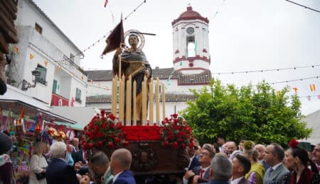 La feria arrancó ayer por la mañana con el lanzamiento de cohetes y la diana floreada de la Banda de Música de Tocón (Granada). A mediodía, tras la misa en honor al Patrón, en la que participó el coro rociero ‘Virgen de la Cabeza’, San Pedro Mártir de Verona salió en procesión por las calles del municipio acompañado por centenares de personas. Después se ofreció una degustación de vinos en la plaza y por la tarde tuvo lugar el pregón de las fiestas, que en esta ocasión corrió a cargo de Darío Romero Moreno. La feria de día estuvo amenizada por dos grupos musicales. Ya por la noche, como es tradicional, hubo un nuevo desfile procesional del Patrón en el que volvió a participar la Banda de Música de Tocón y, a su término, la música en directo fue de nuevo protagonista durante varias horas. Hoy se ha organizado un almuerzo dirigido a los mayores del municipio en el que se ha llevado a cabo una entrega de reconocimientos. A continuación comenzó la música en directo con las actuaciones de la artista de copla Verónica Lozano y un grupo. Además, desde poco antes de medianoche dos orquestas amenizarán la velada. Las actividades programadas para el viernes 1 de mayo se iniciarán a las 11 de la mañana con el entrenamiento de la competición de tiro al plato. Además, desde las 5 los más pequeños tendrán la oportunidad de disfrutar de una gala infantil y más tarde se organizará un concurso de camisetas. A las 7 de la tarde comenzarán las actuaciones musicales en directo que se prolongarán hasta bien entrada la madrugada. El sábado a las 11 de la mañana tendrá lugar la competición de tiro al plato y desde las 2 de la tarde la charanga ‘Fu-Remol’ recorrerá calles y plazas de Genalguacil animando el ambiente de cara al comienzo de la ruta de la tapa, en la que participarán varios establecimientos de la localidad. Durante la tarde y la noche un grupo de versiones, dos orquestas y dos dj’s serán los encargados de ambientar la fiesta. Por último, el domingo, último día de celebraciones, se ofrecerá paella a todos los asistentes y los festejos concluirán con la actuación de un grupo musical. Desde el Ayuntamiento de Genalguacil se ha querido animar a todos los vecinos a participar activamente en las fiestas y se ha invitado a acudir al pueblo a todas aquellas personas de otros lugares que deseen disfrutar del gran ambiente festivo.