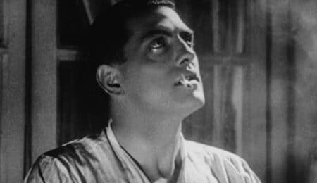 Malagaes.com La Filmoteca de Andalucía, dependiente de la Consejería de Cultura y Deporte, organiza en las próximas semanas un ciclo con el cine que inspiró a la Generación poética del 27 y la fecunda relación que mantuvo con los autores de la nueva literatura, rastreable en la famosa frase de Rafael Alberti en la que proclamaba: "Yo nací -respetadme- con el cine" y en los poemas que dedicó a Charles Chaplin y Buster Keaton. Una pasión por el Séptimo Arte que también manifestó Luis Cernuda durante toda su vida y de la que también es un buen ejemplo la cena que le brindaron ataviados con barbas postizas los miembros del Grupo Mediodía a Pola Illéry, la actriz de 'Los cielos de París'. Para ello, la Filmoteca ha preparado el ciclo 'El cine del 27. Películas para una Generación', que se desarrollará en tres sesiones, que comienzan el 30 de abril, en las que se proyectarán tres películas icónicas de estos años: 'La Edad de Oro' (1930), de Luis Buñuel; 'Metrópolis' (1927), de Fritz Lang; y 'Tríptico Elemental de España' (1955-1961), del granadino José Val del Omar. Cada sesión contará con la participación de un especialista que contextualizará cada película dentro del fenómeno creativo de la Generación del 27. "Los autores de la Generación del 27 estaban fascinados por el arte de su tiempo: el cine. En su juventud vieron mucho cine, pero además se inspiraron en el cinematógrafo como nuevo lenguaje. También quedaron fascinados por las estrellas del cinema. Siguieron la moda que marcaba su tiempo frente al arte de sus padres y abuelos. Eligieron los vientos del cinema que traía su época, su tiempo, la modernidad", señala la comisaria del centenario de la Generación del 27, Eva Díaz Pérez. De esta forma, el ciclo presentará, frente al rechazo que provocó el cine en la generación anterior, cómo los poetas del 27 abrazaron los nuevos lenguajes cinematográficos como símbolo de la modernidad, al igual que la música de jazz o la velocidad de aviones y coches. Además de las figuras de vinculadas al cine como Buñuel y Salvador Dalí, con los hoy clásicos 'Un perro andaluz' (1929) y 'La Edad de Oro', y el inclasificable y genial de Val del Omar, las películas sirvieron de inspiración para gran parte de los escritores de esa generación y su influjo se dejó sentir en sus poemas. La primera sesión del ciclo se desarrollará el 30 de abril en la sede cordobesa de la Filmoteca de Andalucía y tendrá como protagonista a 'La Edad de Oro', de Luis Buñuel, y contará con una conferencia del catedrático de la Universidad de Córdoba e historiador del cine Pedro Poyato Sánchez. Con este filme, el director aragonés cambió la historia del cine al introducir temas y formas de contar historias a través el nuevo arte. Su estreno en París, además, provocó un gran escándalo, que consolidó a Buñuel como autor. La siguiente cita del ciclo será el 7 de mayo con 'Metrópolis', del director alemán Fritz Lang, que contará con una conferencia a cargo del profesor de la Universidad Carlos III, escritor, periodista y especialista en Historia del Cine, David Felipe Arranz. Desde su estreno, 'Metrópolis' se convirtió en referente iconográfico de la modernidad y una de las cumbres del cine expresionista alemán, con una historia distópica que sucede, precisamente, en el año 2026. El ciclo concluye el 14 de mayo con 'Tríptico elemental de España', del visionario José Val del Omar, autor de un cine vanguardista, poético y experimental. El tríptico trata de representar a España a través de imágenes y está formado por: 'Aguaespejo granadino', donde juega con la música acuática de las fuentes de la Alhambra; 'Fuego en Castilla', que recrea impresionantes efectos de luz en las esculturas religiosas del Museo Nacional de Escultura de Valladolid, consiguiendo que parezcan en movimiento; y 'Acariño galaico', que presenta imágenes de la Galicia rural relacionadas con la muerte, el agua, el fuego, así como campanarios, romerías y cementerios. La sesión contará con la profesora de la Universidad Camilo José Cela, productora de cine y directora del Archivo Val del Omar, Piluca Baquero, quien también dirigió 'Ojalá, Val del Omar', presentada en el Festival de Venecia en 1993.