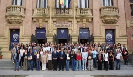 El consejero de Universidad, Investigación e Innovación, José Carlos Gómez Villamandos, ha participado en Córdoba en la 2ª Gala UCO-Solidaria, organizada desde #UCOoperación de la Universidad de Córdoba, donde ha puesto de relieve la importancia de entender la universidad como una institución comprometida, abierta al mundo e implicada en su papel de agente transformador. En este sentido, ha resaltado que la cooperación universitaria al desarrollo representa una de las expresiones más valiosas de la internacionalización, la cual, a su juicio, "no se mide en intercambios o rankings, sino en impacto real en la vida de las personas". Durante su intervención en este evento, Gómez Villamandos ha querido felicitar a la UCO y a su vicerrectora de Igualdad, Inclusión y Compromiso Social, Sara Pinzi, por dar visibilidad a la cooperación al desarrollo, a la que caracteriza "su capacidad para transformar, para conectar y para construir futuro desde el compromiso colectivo que permita mejorar las condiciones de vida de muchas personas en ámbitos tan esenciales como la salud, la educación, el acceso al agua o la igualdad de género". De este modo, ha puesto en valor el trabajo compartido por muchos voluntarios, asociaciones o instituciones públicas y privadas, una labor que "siempre sale mejor desde el diálogo, el consenso y el esfuerzo compartido", ha valorado el consejero, quien ha lamentado que "vivimos en un contexto global marcado por profundas desigualdades, por crisis humanitarias y por retos compartidos como el cambio climático o los movimientos migratorios", un escenario ante el que Andalucía "quiere seguir siendo un actor comprometido y solidario". Gómez Villamandos ha asegurado así que esta responsabilidad se traduce en políticas públicas sólidas y en la apuesta por una cooperación más eficaz y coordinada. En ese marco, ha añadido, las universidades tienen un papel estratégico en la formación de una ciudadanía global, crítica y comprometida, en la investigación y la innovación aplicadas a los grandes retos del desarrollo y en el impulso del voluntariado y de la implicación directa de su comunidad universitaria. Por tanto, dentro de este ecosistema de compromiso, el consejero ha emplazado a seguir defendiendo ese esfuerzo y seguir fortaleciendo las alianzas, impulsando redes de colaboración y apoyando a los agentes de cooperación para multiplicar el impacto de su trabajo, porque "si algo nos enseña la cooperación es que los grandes retos no se afrontan en solitario". Al respecto, Gómez Villamandos ha asegurado que esta 2ª Gala UCO-Solidaria demuestra que la cooperación universitaria "es hoy mucho más que proyectos en el exterior: es formación, es voluntariado, es investigación, es acogida". En definitiva, se trata de una forma de entender la universidad "como motor de transformación social", ha concluido.