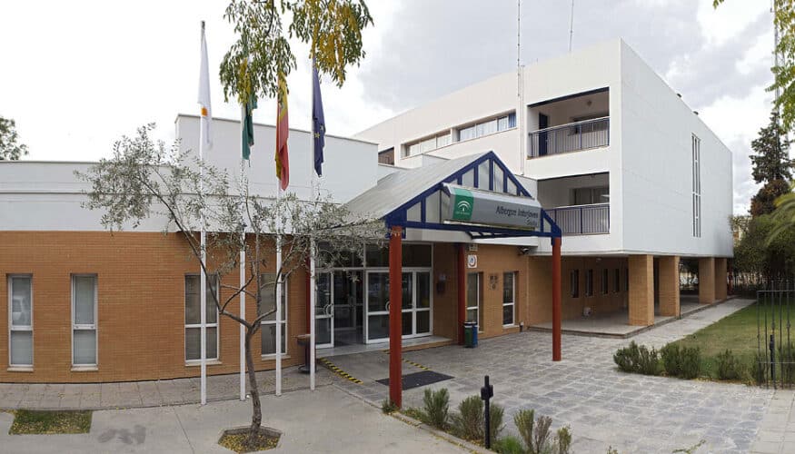 El Consejo de Gobierno ha tomado conocimiento de la firma del convenio para la aplicación de precios promocionales y otras condiciones ventajosas en los servicios prestados en la Red de Albergues Juveniles gestionados por Inturjoven a las personas asociadas a comunidades andaluzas inscritas en el Registro Oficial de Comunidades Andaluzas, así como a las personas pertenecientes a las asociaciones integradas en las federaciones andaluzas de emigrantes retornados. El objetivo es promover la participación de los andaluces en el exterior en la vida cultural de Andalucía y hacer posible que quienes residan fuera de su tierra tengan la oportunidad de conocer o reencontrarse con el lugar del que partieron, ellos o sus ascendientes, y donde, en la mayoría de los casos, siguen teniendo sus raíces, como se refleja en las múltiples manifestaciones de la cultura y las tradiciones andaluzas presentes en los lugares donde se establecieron y desarrollan su vida personal y profesional. Este nuevo convenio, firmado el 12 de marzo de 2026, tiene vigencia hasta el 31 de diciembre de 2027 y existe la posibilidad de prórroga por un período adicional de dos años. Desde 2014 se viene suscribiendo un acuerdo de colaboración con la Empresa Andaluza de Gestión de Instalaciones y Turismo Juvenil (Inturjoven) para ofrecer a las personas asociadas a las comunidades andaluzas inscritas en el Registro Oficial de Comunidades Andaluzas, así como a quienes pertenecen a las asociaciones integradas en las federaciones andaluzas de emigrantes retornados, que se adhieran al mismo, precios promocionales y otras condiciones ventajosas. Entre dichas ventajas se encuentran el diseño de paquetes turísticos específicos dirigidos específicamente a estas entidades o la exención de la obligación de presentar el Carné de Alberguista en cualquiera de sus modalidades, entre otras. El último convenio, firmado el 4 de febrero de 2022 y válido hasta el 31 de diciembre de 2023, fue prorrogado el 27 de diciembre de 2023 por dos años más, finalizando su vigencia el 31 de diciembre de 2025. Durante este periodo se realizaron reservas por parte de 63 comunidades andaluzas, de las que se beneficiaron 1.653 personas con un total de 6.237 pernoctaciones.