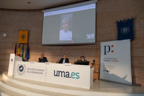 Bajo el amparo de la decana Bella Palomo, quien inauguró la jornada con el espíritu de una "gran fiesta de cumpleaños", el evento sirvió para trazar una radiografía emocional y profesional de un medio que ha sido testigo y motor del cambio social en la provincia. Voces que rompieron el silencio La primera parte del encuentro, moderada por Teresa Santos (vicepresidenta de la APM), reunió a figuras legendarias de la radiodifusión nacional que desgranaron la evolución del medio, desde el encorsetamiento de la dictadura hasta la eclosión democrática. Luciano G. Ossorio recordó una radio "de calle" y magnetófono al hombro, donde la información era un lujo escaso frente al entretenimiento de los concursos. Evocó hitos de Radio Popular como el icónico programa “El Cantamañanas” y la audacia de retransmitir manifestaciones en directo en tiempos convulsos. Pepa Mesa situó el foco en la transición, describiendo el nacimiento de los primeros servicios informativos y la apertura de los micrófonos a la ciudadanía. La radio dejaba de ser un monólogo profesional para convertirse en un diálogo con los oyentes, aunque todavía lastrada por contenidos de la época dirigidos a las "amas de casa". Mariluz Aguilar-Galindo puso nombre a la censura, no solo política sino musical (con artistas como Serrat en la lista negra). Emocionó al auditorio al recordar cómo la sede de Radio Juventud sirvió de refugio físico para los manifestantes durante los trágicos sucesos del 4 de diciembre, consolidando al medio como un baluarte de libertad. Innovación técnica y conquista de derechos La mesa también abordó la metamorfosis estructural del sector. Joaquín Durán rescató la memoria de "El Parte" (único informativo oficial permitido durante años) y explicó la revolución que supuso la llegada de la Frecuencia Modulada (FM), que permitió a las emisoras privadas —como SER y COPE— apostar por la calidad sonora y la especialización musical. Por su parte, Inmaculada Jabato reivindicó el cambio de paradigma para las profesionales: el paso de la mujer como figura secundaria a la mujer directora y voz autorizada, introduciendo por primera vez la perspectiva de género en las ondas. Finalmente, Carmen Abenza aportó la nota más humana, destacando su conexión directa y personal con el oyente como clave de su éxito tras sus inicios en la radio musical. Rigor académico y futuro La segunda mitad del evento adoptó un tono más analítico. Los investigadores Juan Tomás Luengo, Paco García Muñoz y Joaquín Palmeroa profundizaron en la cronología técnica, rescatando hitos como el nacimiento de AJ25 en 1926, la semilla que germinó hace exactamente un siglo para dar vida a la radio malagueña. Como broche de oro a esta efeméride, se anunció la convocatoria del Premio Alejo García. Este certamen de documentales sonoros, organizado por el Ayuntamiento de Alhaurín el Grande, invita a los estudiantes de Periodismo, Comunicación Audiovisual y Publicidad a tomar el relevo generacional. Los trabajos podrán presentarse hasta el 23 de mayo de 2026, optando a un galardón de 1.500 euros. La jornada cerró con un grito unánime que resumió un siglo de pasión: “¡Viva la radio!”.