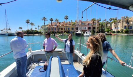 Puerto Deportivo Sotogrande será empresa receptora de una nueva movilidad europea promovida por la Asociación Española para la Formación Profesional Inclusiva (AEFPI), en colaboración con el Instituto Croata, en el marco de un proyecto orientado a reforzar la internacionalización, la educación y la conexión entre formación y empresa en el Campo de Gibraltar. Gracias a esta iniciativa, estudiantes procedentes de Croacia, vinculados al ámbito de la Economía, realizarán una estancia formativa entre los días 25 de mayo y 6 de junio, durante la cual tendrán la oportunidad de conocer de primera mano el funcionamiento, la organización y los procesos de gestión de Puerto Deportivo de Sotogrande. Durante su estancia, el alumnado croata desarrollará actividades relacionadas con su especialidad académica, favoreciendo el intercambio de conocimientos, la adquisición de competencias profesionales y la inmersión en un entorno real de trabajo con dimensión internacional. El patrocinio y la colaboración de Puerto de Sotogrande en este proyecto se enmarcan en su apoyo a iniciativas que contribuyen a acercar la realidad profesional al ámbito formativo, favoreciendo el contacto directo entre estudiantes, empresa y territorio a través de experiencias de aprendizaje práctico y proyección europea. Este tipo de acciones refuerza además la proyección internacional del Campo de Gibraltar y pone en valor la capacidad de sus empresas e instituciones para acoger programas formativos que conectan educación, empleabilidad e intercambio europeo, consolidando al territorio como espacio de referencia para la formación práctica de estudiantes internacionales. Con esta iniciativa, Puerto Sotogrande se suma al compromiso de la Asociación Española para la Formación Profesional Inclusiva con una Formación Profesional inclusiva, innovadora y abierta al mundo, contribuyendo al fortalecimiento de los vínculos entre educación, empresa e internacionalización y generando nuevas oportunidades para el territorio. En términos de contribución a los Objetivos de Desarrollo Sostenible de Naciones Unidas, esta iniciativa donde colabora PST Puerto Sotogrande se vincula con el ODS 4 de Educación de calidad, por su dimensión formativa y de aprendizaje práctico; con el ODS 8 de Trabajo decente y crecimiento económico, por su aportación al desarrollo de competencias profesionales y a la empleabilidad; y con el ODS 17 de Alianzas para lograr los objetivos, por la colaboración entre entidades educativas, estudiantes internacionales y tejido empresarial.