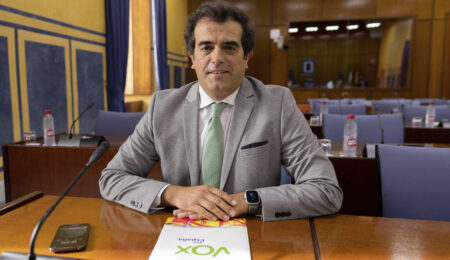 VOX ha formalizado este miércoles el anuncio de su candidatura por la provincia de Málaga, una lista con la que la formación refuerza su compromiso con la representación territorial y con la defensa de una provincia que lleva años siendo perjudicada por las políticas impulsadas por Partido Popular y PSOE. La candidatura está encabezada por Antonio Sevilla, de 49 años, residente en Torremolinos, empresario hotelero, presidente de VOX Málaga desde diciembre de 2020 y actual diputado autonómico. Junto a él figuran como principales incorporaciones la número dos, Rocío Marín, de 46 años, residente en Marbella, asistente de marchante de arte y responsable de Afiliación de VOX Málaga; el número tres, Antonio Ureña, de 59 años, afincado en Torremolinos y experto en marketing aplicado a la industria farmacéutica; y la número cuatro, Yolanda Gómez, de 45 años, afincada en Málaga, licenciada en Derecho y actual portavoz adjunta del Grupo Municipal VOX en el Ayuntamiento de Málaga. La lista se completa con Jesús Ruiz Ballesteros como número cinco y Purificación Fernández como número seis, entre otros, configurando una candidatura con presencia de distintos perfiles profesionales y arraigo en diferentes puntos de la provincia. Presentación oficial de las listas en Málaga Tras la aprobación de las listas por parte del Comité Ejecutivo Nacional (CEN), VOX celebrará este jueves en Málaga el acto de presentación de sus candidatos, que contará con la presencia del presidente nacional del partido, Santiago Abascal. Además, Málaga ha sido la provincia escogida por VOX para reunir también al Comité Ejecutivo Nacional y al Comité de Acción Política, que mantendrán un encuentro durante la mañana junto a los portavoces nacionales y regionales del partido. A las 12.00 horas está prevista una foto de familia y, a las 12.15 horas, dará comienzo la reunión, que concluirá con una atención a medios por parte del secretario general de VOX, Ignacio Garriga. Ya por la tarde, a las 19.30 horas, tendrá lugar el acto de precampaña en la Plaza de Mateo Luzón.