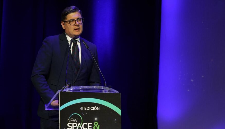Asimismo, Carmen Sillero, Analista Sénior de Economía y Políticas del Centro Común de Investigación de la Comisión Europea, puso en valor el potencial del tejido regional señalando que “el ecosistema espacial andaluz, aunque todavía pequeño, tiene un enorme potencial de crecimiento y posicionamiento internacional”, y David Núñez, Hi-Rel Semiconductors Division Director de Alter Technology, destacó la necesidad de avanzar en coordinación para competir globalmente, recordando que el reto es “aportar volumen y una voz cohesionada desde Andalucía”. El panel concluyó con una idea compartida: la región ya no es una promesa, sino “un ecosistema vibrante, activo y con capacidad real de crecimiento”, preparado para jugar un papel protagonista en el futuro del New Space europeo. Todas las ponencias de New Space & Solutions estarán disponibles para su visionado a la carta a través de El Observatorio, la plataforma digital de Medina Media Events, donde cada intervención estará disponible 24 horas los 365 días del año de forma gratuita. La segunda edición de New Space & Solutions está organizada por Medina Media Events y cuenta con el apoyo del Ayuntamiento de Sevilla; la Consejería de Universidad, Investigación e Innovación de la Junta de Andalucía; la Consejería de Sostenibilidad y Medio Ambiente; la Consejería de Industria, Energía y Minas; Estrategia Aeroespacial Canaria (Gobierno de Canarias), Netmetrix, Sceye, Datatec Instruments, Rohde & Schwarz, Dassault Systèmes, PCB Piezotronics, Universidad Pablo de Olavide, CATEC, Isdefe, UARX, HALO Space, Kistler, Eurecat, DEKRA, Open Cosmos, Solar MEMS, B2Space, DAS Photonics, Quside, Systratec, Keplerkoord, Augusta Abogados, Bufete Mas y Calvet, LORTEK, Flux, Metadev, NDK, Alfalite, Universidad de Málaga, EQA, la Universitat Politècnica de València y Amplify, entre otros.