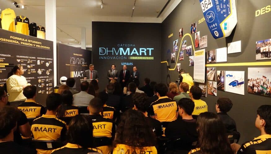 La Universidad de Málaga y DHV Tecnología Espacial Avanzada Malagueña han presentado hoy la ‘Cátedra DHV- MART-UMA por la innovación y el talento’, cuyo objetivo será fomentar la formación y el desarrollo de tecnologías avanzadas vinculadas al ámbito aeroespacial y a sectores industriales afines, mediante actividades de aprendizaje práctico, divulgación, investigación aplicada y colaboración con el entorno empresarial. El proyecto ha sido explicado por el rector, Teodomiro López Navarrete, y por el administrador solidario de la compañía -radicada en el Parque Tecnológico-, Miguel Ángel Vázquez Rodríguez, en un acto celebrado en el corazón de la exposición ‘This is MART’, que estos días llega a su fin y en la que miles de malagueños han conocido el trabajo desarrollado en la última década por el equipo de Formula Student de la UMA, que todos los años -desde hace diez- fabrica un coche de carreras que compite en circuitos nacionales e internacionales. Precisamente la Cátedra lleva en su denominación la palabra MART -Málaga Racing Team-, ya que DHV ha sido durante años uno de los mayores patrocinadores de este proyecto formativo, si bien ahora se convierte en mecenas de un escalón aún mayor, la Cátedra. El rector, en su presentación, ha señalado que “hoy comenzamos un camino nuevo, en el que termina el patrocinador y empieza el mecenas”. En palabras de López Navarrete, tanto MART como la Cátedra “son proyectos pensadas por y para los estudiantes”. Tras alabar la trayectoria de Fórmula Student, en el que participan decenas de estudiantes de distintas titulaciones de la UMA, el rector ha ofrecido el respaldo de la Universidad. “Os ofrecemos el apoyo que vayáis a necesitar y estaremos pendientes de lo que vais haciendo para transmitirlo y utilizarlo de ejemplo para futuros proyectos”, ha señalado. Creer en las personas Por su parte, Vázquez Rodríguez se ha mostrado muy orgulloso de la colaboración que se viene desarrollando con MART. “Os preguntaréis en qué se parece un satélite a un coche. Pues en nada y en todo. Ambos exploramos los límites de la tecnología y para ello recurrimos a la ingeniería eléctrica, la ingeniería mecánica o la fibra de carbono. Pero en lo que más coincidimos es en los valores, pues tanto en la empresa DHV como en MART creemos en las personas”, ha declarado. La Cátedra se gestionará a través de los Departamentos de Organización de Empresas y Marketing y el de Ingeniería Mecánica, Térmica y de Fluidos. Ya existía un convenio previo entre ellos y DHV para colaborar en el proyecto Fórmula Student de Málaga Racing Team (MART). Ahora se da un paso más y se busca crear un ecosistema de aprendizaje, investigación y transferencia de conocimiento que tendrá por objeto diseñar, desarrollar, ejecutar y divulgar distintas actividades relacionadas con el ámbito aeroespacial y otras áreas tecnológicas avanzadas, centradas en soluciones sostenibles y autónomas. DHV será el mecenas de las actividades que desarrolle el programa de la Cátedra, cuyo director técnico será Pepe de la Varga, quien junto a Joaquín Ortega, director de la Escuela de Ingenierías Industriales, dirige el proyecto MART. Visibilidad profesional y empleabilidad Entre las actividades de la Cátedra está la organización de encuentros y seminarios que favorezcan su visibilidad profesional, facilitar al estudiantado experiencias formativas prácticas, promover iniciativas de divulgación científica y acercar a la comunidad universitaria avances tecnológicos y buenas prácticas en ingeniería. Fomentar vocaciones científico-tecnológicas y favorecer la empleabilidad del alumnado también está entre los objetivos de la Cátedra, que impulsará el desarrollo de trabajos de fin de estudios relacionados con el motorsport y áreas de conocimiento afines a DHV. El director de la Cátedra, Pepe de la Varga, ha manifestado que lo que hoy se presenta “no es un punto de partida, sino de llegada”, tras lo que ha enumerado el trabajo que hay detrás de MART, “que más que una escudería universitaria, es un espacio de aprendizaje activo, un motor de talento joven y un ejemplo sólido de colaboración multidisciplinar”. Desde su creación en 2016, el proyecto, vehiculado a partir de un K-Project de LINK by UMA-ATech, ha demostrado cómo la pasión, la responsabilidad y el esfuerzo conjunto de cientos de estudiantes pueden convertir una idea en una realidad que compite en circuitos internacionales de primer nivel. Más de 70 estudiantes de la Universidad de Málaga, un equipo multidisciplinar compuesto por estudios de Ingeniería, Marketing, Periodismo, Informática y muchos más, que cada año se esfuerzan por diseñar y construir un monoplaza que después compite en circuitos internacionales. Fin de la exposición Todo ese trabajo se ha expuesto en la exposición que ha albergado durante las últimas semanas el Rectorado de la UMA y que mañana viernes llega a su fin. Como espectador especial en esta última jornada ha visitado hoy la muestra el consejero de Universidad, Investigación e Innovación de la Junta de Andalucía, José Carlos Gómez Villamandos, quien ha declarado su admiración por la trayectoria del equipo MART. Dicha exposición reunía una década de historia e innovación, condensando el recorrido formativo, técnico y humano que ha definido la evolución del equipo. De hecho, no se limitaba a exhibir monoplazas o trofeos, sino que proponía un relato emocional y educativo que recorría desde los primeros bocetos de un sueño hasta la consolidación de una comunidad universitaria capaz de unir ingeniería, comunicación, diseño y gestión en una auténtica escuela de vida. Además, incluía más de 200 imágenes, vídeos, vehículos, imagen de marca y otros materiales, expuestos a lo largo de un recorrido donde se exponía con paneles didácticos y rótulos vinilados en qué consiste el proyecto integral MART, así como su recorrido y logros a lo largo de sus diez años de funcionamiento. Cada vehículo, cada imagen y cada elemento expuesto remitía a un proceso compartido, donde la tecnología se entrelaza con la pedagogía, la creatividad y los vínculos humanos que sostienen el proyecto. En definitiva, el resumen de un proyecto y un modelo colaborativo de formación y transferencia de resultados que, en palabras del responsable de DHV, Miguel Ángel Rodríguez Vázquez, funciona, por lo que ha animado a universidades y empresas con estas palabras: “Vengan e imítenlo”.