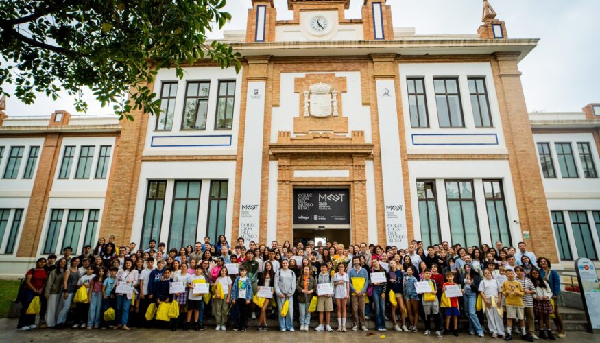 El Ayuntamiento entrega los diplomas a los centros educativos participantes en el programa Vivir en Igualdad El Ayuntamiento de Málaga ha entregado hoy los diplomas de la decimotercera edición del programa de formación Vivir en Igualdad, en el que este curso ha participado el alumnado de 46 centros educativos de Primaria y Secundaria de la ciudad. Enmarcado en los Programas Educativos Municipales que el Consistorio oferta a los colegios e institutos, a través de esta iniciativa se persigue integrar el enfoque de género en la educación de los menores incorporando información, conceptos, habilidades y valores pedagógicos que puedan servir para transmitir los valores de igualdad, así como los conocimientos necesarios para la prevención y detección de la violencia de género. En total, se han desarrollado un total de 110 talleres, en los que han participado 2.527 estudiantes de 5.º y 6.º de Educación Primaria; 2.º, 3.º y 4.º de Educación Secundaria y Formación Profesional. El concejal delegado de Derechos Sociales, Francisco Cantos, ha asistido a la entrega de estas acreditaciones a representantes (alumnado, profesorado e integrantes de las Ampas) de los centros docentes que han participado en el curso 2025-2026. De Primaria son 21 colegios: Puertosol, Constitución 1978, Prácticas Nº 1, Hernández Cánovas, Luis de Góngora, León XIII, Ramón Simonet, Luis Cernuda, Ricardo León, Doctor Gálvez Moll, José María Hinojosa, García Lorca, San José de Calasanz, La Asunción, Nuevo Guadaljaire, Cristo de Mena, Luis Buñuel, Los Guindos, Bergamín, Nuestra Señora de la Luz y Camino San Rafael. De Secundaria son 25 centros: Salvador Rueda, Nuestra Señora de Montserrat, Santa Bárbara, Manuel Alcántara, Sierra Bermeja, La Colina, José María Torrijos, Martín Aldehuela, Torre Atalaya, Miguel Romero Esteo, Puerto de la Torre, Santa Luisa de Marillac, Mare Nostrum, Campanillas, Nuestra Señora de la Victoria, Belén, Ciudad de Melilla, Espíritu Santo, Isaac Albéniz, Profesor Isidoro Sánchez, Jardines de Puerta Oscura, Fernando de los Ríos, Emilio Prados, Divino Maestro y La Asunción. La intervención educativa se estructura en dos ramas: la dirigida al alumnado y la destinada al profesorado. En el caso de escolares, el programa se lleva a cabo a través de talleres en dos sesiones: una centrada en conceptos y valores relacionados con la igualdad de género y otra diseñada para promover actitudes, valores y relaciones basadas en el respeto y la igualdad. Además, se le facilita al profesorado más recursos para que puedan ser utilizados en otras actuaciones a lo largo del curso.