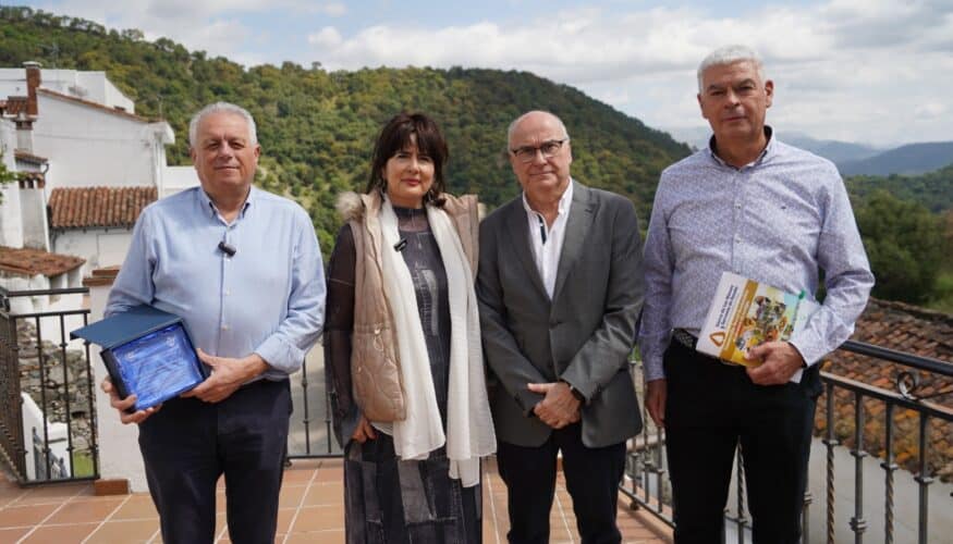 ALUMNOS DE LA UMA PARTICIPAN EN UNA EXPERIENCIA INMERSIVA EN BENARRABÁ En la jornada han conocido iniciativas innovadoras de Benarrabá como ‘Treehub’, la comunidad energética local y ‘Rooral’, para atraer a nómadas digitales. Esta acción se integra en una nueva línea estratégica de la institución provincial para fomentar la transferencia de conocimiento atrayendo talento joven universitario a los municipios del interior. La Diputación Provincial de Málaga da un paso decisivo en su compromiso por conectar el talento académico con la realidad del interior de la provincia organizando una experiencia piloto de inmersión rural en el ámbito universitario el 8 de mayo en Benarrabá, en el que han participado más de 80 estudiantes del Grado de Gestión y Administración Pública de la Facultad de Marketing y Gestión de la Universidad de Málaga. Se ha tratado de una jornada técnica y formativa titulada: ‘Práctica de campo en el municipio de Benarrabá: Análisis de la gestión pública frente al desafío de la despoblación’. Esta actividad se ha desarrollado en colaboración con la Universidad de Málaga, enmarcándose en una extensión práctica del ‘I Seminario Interdisciplinar del Grado en Gestión y Administración Pública’ dirigido por la profesora Elisa I. García Luque. El objetivo es apostar por una formación inmersiva e interdisciplinar del alumnado, conectar el rigor académico con la realidad social, permitiéndoles conocer en primera persona los problemas reales y los instrumentos de lucha contra la despoblación puestos en marcha por las Administraciones Públicas en el interior de la provincia. Esta prueba piloto pretende consolidarse, replicarse en los próximos cursos académicos e incorporar a más municipios. El propósito de este encuentro es que los futuros egresados del Grado en Gestión y Administración Pública de la Universidad de Málaga comprendan que la coordinación entre la Diputación y los ayuntamientos es útil para fijar a la población, ya que la gestión eficiente y equilibrada de los fondos públicos permite a los pueblos seguir avanzando. Por su parte, la UMA prepara a quienes en el futuro tomarán decisiones en las distintas Administraciones Públicas y la Diputación de Málaga, con este tipo de colaboraciones, facilita que esa formación sea práctica y lo más cercana a la realidad. El programa de la jornada se dividió en tres bloques de alto contenido técnico y práctico. La primera sesión abordó la ‘Arquitectura Financiera del Ayuntamiento ante la Despoblación’. En ella participaron expertos como Pilar Castro López, profesora de Derecho Administrativo de la UMA, para analizar los retos de los servicios públicos locales; le siguió Juan Francisco Gómez Cabello, técnico del Servicio de Empleo de la Diputación de Málaga, que se centró en la gestión de proyectos europeos en municipios menores de 20 mil habitantes; y Juan Jiménez Macías, gerente del GDR Sierra de las Nieves, explicando la colaboración público-privada. Asimismo, la técnico del Ayuntamiento de Benarrabá, Mónica González Ruiz, mostró de forma práctica cómo se equilibra un presupuesto municipal y se garantizan los servicios obligatorios mediante la tramitación de subvenciones. Posteriormente, los estudiantes conocieron la faceta más innovadora del municipio. Bajo el epígrafe ‘Smart Village y Nómadas Digitales en Benarrabá’ visitaron la sede del Nodo dependiente de La Noria y proyectos punteros como ‘Treehub’, la comunidad energética local o la experiencia de la asociación ‘Rooral’ para la atracción de economía digital al entorno rural. En este contexto, el personal técnico del Servicio de Atención al Despoblamiento explicó los instrumentos de colaboración que la institución provincial mantiene con el Ayuntamiento de Benarrabá. El día concluyó con un programa en directo del centro de comunicación comunitaria rural Valle Genal Media para extraer conclusiones y resolver interrogantes, seguido de una visita a las instalaciones de la industria del corcho y la planta de peletización de la localidad. Esta jornada se ha organizado bajo la dirección conjunta del servicio de Innovación Social y Despoblamiento de la Diputación de Málaga, y de Elisa I. García Luque, profesora Titular del Área de Derecho Financiero y Tributario y coordinadora del Grado en Gestión y Administración Pública de la Universidad de Málaga, con la colaboración del Ayuntamiento de Benarrabá.