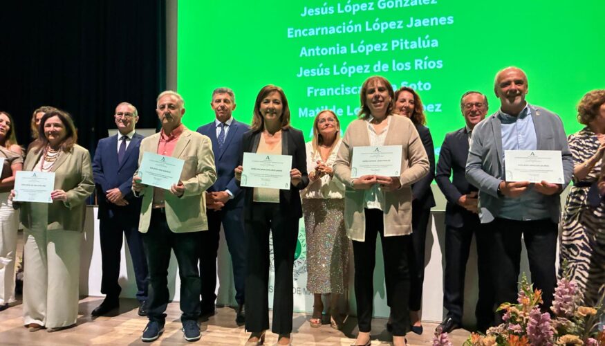 Educación rinde homenaje a más de 550 docentes jubilados de la provincia de Málaga Durante la ceremonia, presentada y conducida por la periodista Eva Encina, se ha proyectado un documental que ha ofrecido los testimonios personales de algunos de los docentes reconocidos. Asimismo, el CSM Quintet, del área de Jazz del Conservatorio Superior de Música de Málaga, ha interpretado diferentes piezas de su repertorio, así como el himno de Andalucía, lo que ha representado una remarcable contribución artística al acto de homenaje.