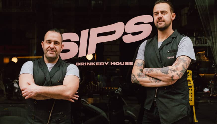 SIPS, el Mejor Bar del Mundo, llega a Puente Romano Marbella En el corazón de Puente Romano Marbella, Bar La Plaza acogerá la residencia de verano de SIPS, uno de los bares de cócteles más influyentes de la escena internacional. Con su lanzamiento el 26 de mayo, la residencia de tres meses posiciona a Puente Romano Marbella como uno de los destinos clave de Europa para los cócteles de autor este verano. Bar La Plaza se ha consolidado como uno de los nuevos espacios sociales del resort, con un concepto que sitúa la barra en el centro de la experiencia. Concebido como punto de encuentro dentro de Puente Romano Marbella, el espacio reúne cócteles de autor, gastronomía y vida nocturna en un interior cálido e íntimo de ricos textiles y elegantes detalles. Este compromiso refleja la intención del resort de desarrollar un programa de barra a la altura de su oferta culinaria, posicionando Bar La Plaza como un referente en la escena coctelera de Marbella. SIPS llega a la Costa del Sol como uno de los proyectos que han redefinido la coctelería contemporánea a escala global. Nombrado Mejor Bar del Mundo en 2023, clasificado entre los tres mejores del mundo cada año desde 2022 y Mejor Bar de Europa durante tres años consecutivos, SIPS se ha convertido en un auténtico lugar de peregrinación para los amantes de los cócteles de todo el mundo, marcando un punto de inflexión en la forma de entender la experiencia coctelera. Dos de las figuras más influyentes de la bartending internacional unen fuerzas en SIPS: Marc Álvarez, quien durante ocho años lideró el programa de bebidas del grupo elBarri de Albert Adrià, y Simone Caporale, quien convirtió Artesian (The Langham, Londres) en el Mejor Bar del Mundo durante cuatro ediciones consecutivas, un logro sin precedentes en el sector. Juntos han creado un espacio que devuelve el foco al líquido en sí mismo y redefine la experiencia en barra a través de la precisión técnica, la exploración sensorial y una hospitalidad que sitúa al cliente en el centro de cada servicio. «Para nosotros, cada proyecto es una oportunidad de seguir explorando nuevas formas de entender los cócteles, siempre con respeto por el producto, la técnica y la experiencia del cliente», afirman Marc Álvarez y Simone Caporale. La carta de Bar La Plaza by SIPS reúne una selección que representa la amplitud de su universo creativo, con cócteles como el Bubble Pornstar Martini (vodka, reducción de café, fruta de la pasión y vainilla), el Paloma Santoni Spritz (tequila blanco, Amaro Santoni, soda de pomelo y sal de jengibre), el Bloom Collins (ginebra, osmanthus, flor de saúco y té oolong lechoso), el SIPS Espresso Martini en barril (café, licor de café y aire de piña) y el Maple Wood Old Fashioned (sirope de arce, jerez oloroso y haba tonka). Junto a estos se encuentran creaciones más especiadas, cítricas y contemporáneas como el Root Mule, el Aloe Fizz, el Tommy's Margarita y el Mil Fulls, así como composiciones más profundas como el Krypta y el Black Oak, que exploran notas ahumadas, florales y especiadas dentro de una lectura refinada de la coctelería actual. La experiencia se completa con opciones sin alcohol como el 0% Kalamansi y el 0% Aloe Fizz, elaboradas con el mismo rigor técnico y creativo que el resto de la carta. Krypta Tommy's Margarita Junto a la carta de cócteles, Bar La Plaza ofrece una selección de pequeños bocados diseñados por Nobu Marbella, concebidos para acompañar el ritmo del servicio y reforzar el carácter social y gastronómico de la experiencia, uniendo cocina y barra dentro de la propuesta global del espacio. La residencia cuenta también con el respaldo de Solvilla, promotora y consultora inmobiliaria de lujo con sede en Marbella, reconocida por el desarrollo de propiedades de referencia en algunas de las zonas más emblemáticas de la ciudad, y cuyo compromiso con la excelencia es compartido por Bar La Plaza y Puente Romano Marbella. «Esta colaboración forma parte de nuestra visión de seguir elevando el estándar en Bar La Plaza y de posicionar Puente Romano Marbella como referente en coctelería contemporánea en el panorama internacional», afirma Daniel Shamoon, propietario de Puente Romano Marbella. Con esta residencia, Bar La Plaza en Puente Romano Marbella refuerza su posición como una de las direcciones líderes en coctelería de la Costa del Sol. La llegada de SIPS incorpora al proyecto uno de los nombres más influyentes de la mixología, consolidando el compromiso de Puente Romano Marbella de mantenerse en la vanguardia internacional de los cócteles de autor y subrayando la intención del resort de liderar este segmento en el destino. Sobre Bar La Plaza Bar La Plaza, ubicado en Puente Romano Marbella en plena Milla de Oro, se ha consolidado como un nuevo punto de referencia para la coctelería y el lifestyle en Marbella. Inspirado en los bares clásicos, el espacio pone la barra en el centro de la experiencia, ofreciendo una selección de licores exclusivos, nuevas creaciones y clásicos reinterpretados. Con una propuesta que conecta gastronomía, mixología y vida social, Bar La Plaza forma parte del ecosistema culinario de Puente Romano Marbella, uno de los destinos gastronómicos más reconocidos del Mediterráneo. Concebido como un espacio de encuentro antes o después de la cena, el bar amplifica la energía del resort y refuerza su posicionamiento como epicentro de la vida social y gastronómica de la Costa del Sol.. Sobre Puente Romano Marbella Reconocido como el Mejor Resort de España por los Premios Condé Nast Traveler 2023, es un destino 5 estrellas en un entorno mediterráneo excepcional, con espectaculares vistas tanto al mar como a las montañas del norte de África. Este alojamiento, miembro de Leading Hotels of the World y situado a tan solo 45 minutos en coche del Aeropuerto Internacional de Málaga, goza de una ubicación privilegiada en primera línea de playa, en la emblemática Milla de Oro, entre Marbella y Puerto Banús. El resort, cuyo estilo arquitectónico es el de un típico pueblo blanco andaluz, ofrece a sus huéspedes 7 villas privadas (La Pereza, Armonía, Romana, La Serrana...) y 162 espaciosas suites, rodeadas de exuberantes jardines botánicos que desembocan en el Mediterráneo. Puente Romano Marbella, con 55.000 m², se ha convertido en un referente culinario dentro y fuera del país, con una extraordinaria propuesta de más de 20 restaurantes, entre los que se incluyen los internacionalmente reconocidos Nobu, COYA y COYA Club, Cipriani o GAIA; así como los premiados Leña, la reciente apertura de bodegas El Pimpi; el Mejor Beach Club de España y Portugal, el Chiringuito Puente Romano; y el emblemático Sea Grill. Para los más pequeños, hay planes divertidos y memorables en dos clubes infantiles distintos, como La Casita Club y Teen Spirit. Además, cuenta con instalaciones deportivas y de bienestar de primer nivel: un centro de salud y fitness con equipos de última generación y ring de boxeo, además de un gimnasio al aire libre con equipos profesionales. Los huéspedes también pueden disfrutar de otras muchas actividades, como golf, senderismo, equitación y deportes acuáticos, además de clases diarias gratuitas de yoga, pilates y atletismo. Sin olvidar que en el complejo está el aclamado Club de Tenis Puente Romano, que acoge campeonatos de la ATP, la WTA y la Copa Davis; y donde se imparten clases privadas y se organizan encuentros entre huéspedes y academias, dedicados a los más jóvenes. Por último, Puente Romano Marbella cuenta con un Six Senses Spa, con tratamientos exclusivos y terapias de inspiración local que combinan hierbas, sal marina, aceite de oliva y minerales, dando como resultado una experiencia puramente mediterránea.