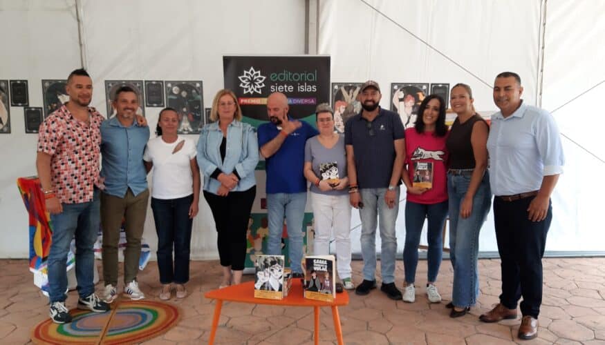 La escritora Sonia Lasa ganadora del Premio de Literatura Diversa 2026 con la novela “La memoria del olivo” la escritora guipuzcoana Sonia Lasa, ha resultado ganadora del Premio Literatura Diversa 2026, iniciativa patrocinada por la revista Shangay, Ritual Hoteles y Freedom Asociación LGBT que ha sido organizada por Editorial siete islas, MADO (Madrid Orgullo), Asociación Pasaje Begoña y el Festival Cultural de Madrid Orgullo Muestra t y apoyada por un amplio número de entidades amigas de todo el territorio nacional, como la Fundación Pedro Zerolo, Acción Triángulo y la Fundación Manuela Saborido. El jurado del concurso, integrado por Juan-Ramón Barbancho Rodríguez, doctor en Historia del Arte, profesor e investigador sobre cultura, política y memoria LGBT, la antropóloga y doctora en Artes y Humanidades Marianna Amorim Cháves, el escritor canario Daniel María (ganador del Premio de Literatura Diversa 2025), la maestra de Educación Especial, licenciada en psicología y acreditada en Comunicación Lingüística María Cañete Sánchez, la profesional de RTVE y activista LGTBIQ+ Trinidad Borrás Casado y el gerente de Editorial siete Islas Ismael Lozano Latorre, valoró un total de 62 obras de prestigiosos autores y nóveles, hasta seleccionar la dos que más se ajustaba al estándar de calidad que estaban buscando. Como cada año, ‘Freedom Asociación LGBT’, organizadora de Maspalomas Pride by Freedom, aporta los premios a los ganadores y anfitriona del anuncio y de la entrega de premios que tendrá lugar este viernes, en la Gala que se celebrará en la Plaza del Yumbo. El anuncio contó con la asistencia de Fernando Ilarduya, presidente de ‘Freedom Asociación LGBT’ y codirector del evento Maspalomas Pride by Freedom, de Ismael Lozano, director de la editorial Siete Islas, Jorge M. Pérez, Presidente de las Asociación Pasaje Begoña, y Elena Álamo, concejala de Presidencia, Recursos Humanos, Cultura, Igualdad, Juventud y Educación del Ayuntamiento de San Bartolomé de Tirajana además de los ganadores de esta edición. La ceremonia de entrega de premios, a la que acudió un amplio número de representantes del asociacionismo y la cultura, tuvo un marcado carácter literario y reivindicativo, defendiendo la importancia de seguir creando referentes LGTBIQ+ y la necesidad de rescatar la memoria histórica del colectivo para que no caiga en el olvido la labor que hicieron los mayores en la defensa de los derechos. La novela ‘La memoria del olivo”, de Sonia Lasa, ambienta en Sevilla durante la Guerra Civil, es una historia de amor interrumpida entre dos mujeres por la represión y el encarcelamiento de una de ellas en el Cabo Carvoeiro, un temido buque anclado en las aguas del Guadalquivir, donde cientos de prisioneros esperaban un destino incierto. En esta edición, el jurado ha nombrado como finalista del certamen la obra ‘Creer también es volar”, de la escritora canaria Fátima Embark que nos relata la historia de dos chicos destinados a encontrarse que crecen en un mundo injusto donde ser una mismo duele. Entre silencios, heridas familiares y la necesidad de encontrar un lugar, descubrirán que la verdadera familia no es la que te toca, sino la que eliges. Sobre los premiados Sonia Lasa (Beasain, 1979) habita en ese cruce de caminos entre su raíz vasca y su latido andaluz. Irrumpió en la narrativa en 2016 con Una receta inesperada, y un año después publicó No me olvides (Egales), consiguiendo así, hacerse un hueco entre las autoras de narrativa lésbica. Obras como Verano del 36 (2019, Egales), La chica de Riotinto (2022, Egales) y La soledad de Bloomsbury (2023, Egales) dejan patente su capacidad para transitar entre la memoria histórica y la intimidad más vibrante. Fátima Embark (Gran Canaria, 1985). Conocida por ser una de las integrantes del pseudónimo Wendy Davies, con el que comenzó su trayectoria en el mundo de las letras dentro del panorama juvenil, publicando en editoriales tradicionales libros como Siempre será diciembre (Premio Gran Angular 2017), Hope o Instant Karma. A partir de ahí, se atrevió a volar sin agarre y se lanzó a la autopublicación, especializándose en libros que van un poco más allá del romance y siempre con personajes LGTBQ+, como Somos como esa isla que aparece y desaparece, la bilogía Aunque me vaya o los libros de la serie Barnard. Además, también coescribe con Virginia Cavanillas las series Winter Falls y Soul Finder, obras muy bien acogidas y valoradas en Amazon.