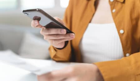 España permitirá a partir del 18 de mayo de 2026 el pago con Bizum en comercios físicos y empresas, reforzando su papel como monedero digital completo y acelerando la digitalización de pagos en España. En este nuevo escenario, David Blanch, Director Digital de la empresa de hosting y registradora de dominios cdmon, subraya el impacto positivo que tendrá en la gestión empresarial: "La digitalización de los pagos no solo aporta comodidad, también mejora de forma directa la contabilidad y el control financiero de empresas y autónomos, al facilitar la trazabilidad y el registro automático de operaciones". Además, destaca que esta evolución responde a una tendencia consolidada: "Bizum está evolucionando de una herramienta entre particulares a un ecosistema de pago completo, integrado en el día a día tanto de usuarios como de negocios". Bizum se consolida en el comercio Con más de 30 millones de usuarios y más de 1.200 millones de operaciones, Bizum da el salto definitivo al comercio con Bizum Pay, que permitirá pagar en tiendas físicas y comercios online, incluso mediante tarjetas bancarias. Su despliegue comenzará con entidades como CaixaBank y se extenderá progresivamente durante 2026, en un movimiento que refuerza su posición frente a Apple Pay y Google Pay. Seguridad: el gran reto de los pagos inmediatos Sin embargo, este crecimiento llega acompañado de una advertencia del Banco de España sobre el aumento de las estafas en pagos inmediatos, especialmente por su rapidez e irreversibilidad. Entre los riesgos destacan los códigos QR falsos, la suplantación de identidad o las solicitudes bajo presión. Blanch insiste en la importancia de la prevención: "En esta nueva era de Bizum en tiendas es esencial verificar siempre el destinatario, el importe y el tipo de operación antes de confirmar cualquier pago". También advierte: "Conviene desconfiar de situaciones de urgencia, de desconocidos y utilizar únicamente los canales oficiales del banco". En cuanto a la higiene digital, recalca que "mantener los dispositivos actualizados, contar con sistemas de pago seguro y verificados y evitar enlaces sospechosos reduce drásticamente el riesgo de fraude", y recuerda que "nunca se deben facilitar datos personales o bancarios por SMS o correo electrónico". Desde el ámbito comercial, añade: "Es fundamental comprobar que los códigos QR sean legítimos y formar adecuadamente al personal para detectar comportamientos anómalos", y concluye que "ante cualquier indicio de fraude, es clave notificarlo de inmediato a la entidad bancaria y a las fuerzas de seguridad". Equilibrio entre innovación y protección La expansión de Bizum marca un avance clave en la digitalización de los pagos, pero también evidencia la necesidad de reforzar la ciberseguridad. Como apunta la tecnológica, “el éxito de esta nueva etapa dependerá de combinar rapidez, control y seguridad, tanto para usuarios como para empresas.”