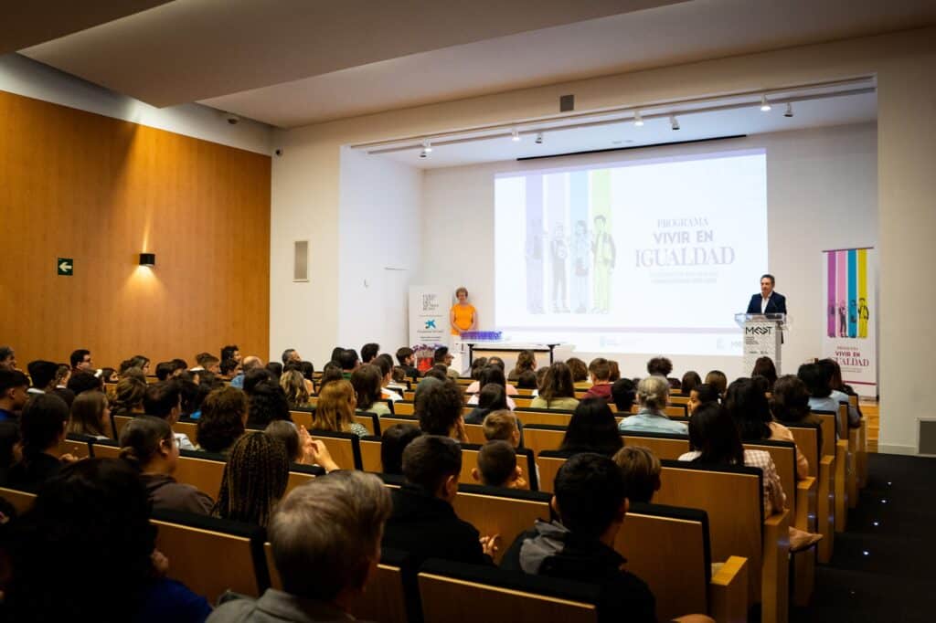 El Ayuntamiento entrega los diplomas a los centros educativos participantes en el programa Vivir en Igualdad concejal delegado de Derechos Sociales, Francisco Cantos