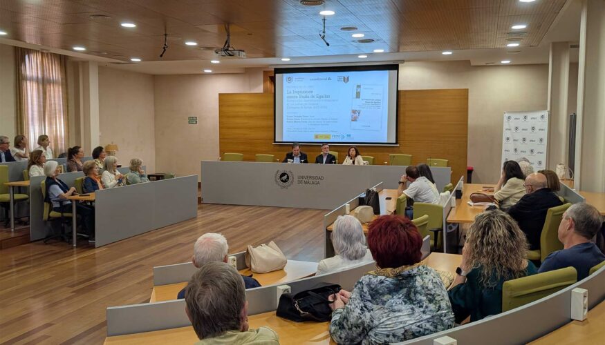 UN LIBRO DE UMA EDITORIAL REVIVE LA HISTORIA DE PAULA DE EGUILUZ, UNA ESCLAVA ACUSADA DE BRUJERÍA ANTE LA INQUISICIÓN que se estaba fraguando en el Caribe hispano del siglo XVII, con una hibridación étnica y cultural de las tradiciones europeas, indígenas y africanas. Tras una introducción y un primer capítulo dedicado a las claves narrativas de los juicios, los siguientes apartados se dedican a cada uno de estos tres procesos: “Lo interesante de este expediente es que son tres juicios pero, siendo la misma acusada y el mismo delito, cambian las condiciones: en el primer juicio, Paula es esclava de Don Juan de Eguiluz y se describe su vida en las Minas del Cobre (Cuba); en el segundo, es mujer libre, como consecuencia del veredicto del tribunal en el anterior proceso, y exiliada en Cartagena de Indias; y el tercer juicio es una apelación que concluye con un dictamen de la Suprema”, ha explicado el autor, para quien este proceso “es un juicio de mujeres” pues, de los 32 testigos, 25 son mujeres junto a la propia acusada: “A través de las actas escuchamos su voz como testimonio directo. Ellas cuentan, en pequeños microrrelatos, lo que han vivido: hablan sobre su lucha por la supervivencia, sobre sus anhelos, solidaridades y conflictos en una sociedad que se estaba construyendo”. En el acto, celebrado en la Sala de Juntas del Rectorado de la Universidad de Málaga (UMA), también ha participado Enrique Baena Peña, director de la colección Estudios y Ensayos en la que se engloba esta obra, quien ha resaltado tres aspectos clave de la misma: “el vínculo entre la literatura y la historia, una doble vertiente inédita; el rescate del gran periplo de la historia de la mujer en el Caribe del siglo XVII; y cómo dota de historicidad y memoria a la vida desconocida en Cartagena de Indias”. Asimismo, ha intervenido Rosario Moreno-Torres Sánchez, jefa del Servicio de Publicaciones y Divulgación Científica de la UMA, quien ha subrayado el rigor del trabajo de Puchades Ferrer, en línea con las demandas de esta colección académica reconocida con el sello de calidad CEA-APQ. El libro puede adquirirse, junto a otros títulos de UMA Editorial, en la caseta número 3 de la Feria del Libro de Málaga, en librerías, en la web de la editorial o en la plataforma Unebook. Esta presentación forma parte del Plan Anual de Divulgación Científica de la Universidad de Málaga, coordinado por la Unidad de Cultura Científica y de la Innovación, integrada en el Servicio de Publicaciones y Divulgación Científica del Vicerrectorado de Investigación y Divulgación Científica de la UMA. Asimismo, cuentan con la financiación y el soporte de la Fundación Española para la Ciencia y la Tecnología (Ministerio de Ciencia, Innovación y Universidades).