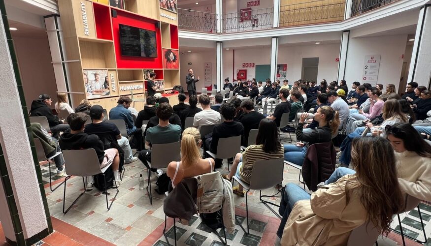 ESSCA convierte Málaga en el punto de encuentro de escuelas de negocio de más de 25 países “Estos encuentros permiten a las universidades compartir experiencias, anticipar tendencias y reforzar su papel como motores de transformación social y económica”, señalan desde EFMD Global. Desde su apertura en 2023, el campus de ESSCA en Málaga ha acogido ya a más de 1.000 estudiantes, consolidándose como un nuevo polo internacional de educación superior en la ciudad. La presencia de la escuela en la ciudad contribuye a consolidar a Málaga como hub de talento global, abierta al conocimiento y conectada con redes académicas globales. Acerca de ESSCA Con una historia de más de 115 años, ESSCA School of Management es una institución francesa y europea reconocida. Pionera en materia de innovación educativa e inclusión social y económica, forma parte de un proceso de evolución permanente que integra las exigencias y desafíos del mundo contemporáneo con la voluntad de formar líderes responsables y apoyar a las organizaciones en sus transformaciones. Como establecimiento de enseñanza superior privado de interés general (EESPIG) respaldado por una asociación sin ánimo de lucro y miembro de la Conférence des Grandes Écoles, ESSCA ofrece un programa de grado Bachelor en International Management (con reconocimiento oficial y nivel de licenciatura), un programa Grande École (con reconocimiento oficial y nivel de maestría), Masters of Science (con nivel de maestría) y un MBA Business & Technology (oficialmente reconocido). La Escuela también ofrece una gama de cursos de formación diseñados específicamente para ejecutivos, gerentes y equipos operativos, incluidos cursos de grado (por ejemplo, un Executive Master en Global Management) y cursos interempresariales. Por último, ESSCA desarrolla formación online, con ESSCA online campus. Gracias a su triple acreditación internacional (AACSB, AMBA y EQUIS), que solo posee el 1% de las escuelas de negocios en todo el mundo, ESSCA es una institución de renombre internacional. Figura entre los 100 mejores Másters en Management del mundo según el ranking de Financial Times y en el puesto 53 a nivel mundial por sus programas a medida de formación continua. En cuanto a impacto y producción académica, ESSCA aparece en los rankings de Times Higher Education y ARWU (Ranking de Shanghái). Con una estructura multicampus, ESSCA contribuye a consolidar el atractivo de los territorios y promover el savoir-faire en las áreas de la educación superior y la investigación, a nivel nacional e internacional. La Escuela cuenta con una red de casi 21.500 Alumni repartidos por todo el mundo y hoy acoge a más de 500 profesores-investigadores y colaboradores así como a 7.000 estudiantes en sus campus de Francia (Aix en Provence, Angers, Burdeos, Lyon, París y Estrasburgo), China, España, Hungría y Luxemburgo.