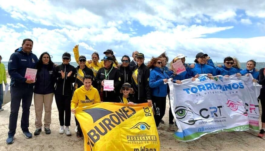 RESULTADOS DEL CAMPEONATO DE ANDALUCÍA DE BANCO FIJO EN LLAUT El Campeonato de Andalucía de remo en banco fijo llaut se ha celebrado este fin de semana en Málaga. A pesar de la inclemencias meteorológicas, que obligaron a recortar parte del programa previsto, la competición pudo disputarse en la Playa de la Malagueta, donde se dieron cita unos 600 deportistas procedentes de 10 clubes de las provincias de Málaga y Cádiz. La última prueba puntuable para la XII Liga Andaluza de la modalidad, organizada por la Federación Andaluza de Remo y el Real Club Mediterráneo de Málaga con la colaboración de la Consejería de Cultura y Deporte de la Junta de Andalucía, la Diputación y el Ayuntamiento de Málaga, concluía con éxito por partida doble para los anfitriones. De hecho, el Mediterráneo dominaba el medallero en la competición regional para rubricar de paso el título en la competición liguera, que arrancaba en octubre del pasado año. Los organizadores de la cita autonómica se proclamaban campeones tras sumar dos oros, una plata y un bronce, imponiéndose en las dos únicas categorías valederas para el medallero, la absoluta mixta y la cadete femenina. Por su parte, el Club de Remo La Cala del Moral se hacía con el subtítulo después de lograr la plata en la categoría cadete femenina, mientras que el Club de Remo Pedregalejo completaba el medallero con un bronce en la prueba absoluta mixta. En prueba con participación insuficiente para computar, un bote mixto del Club de Remo Torremolinos y La Cala del Moral lograba el triunfo en la final directa cadete masculina, mientras que en veteranos el Real Club Mediterráneo sumaba otras dos victorias, con el Club de Remo Barbate y el Real Club El Candado completando las posiciones de honor masculinas y el Club de Remo Algeciras y Pedregalejo en las féminas. CLASIFICACIÓN FINAL Y TROFEO BCS Con los resultados obtenidos este fin de semana, el Mediterráneo se ha proclamado vencedor final de la XII Liga Andaluza de banco fijo en llaut, en la que le han secundado los también costasoleños Real Club El Candado y C.D. IES El Palo, segundo y tercero. La clasificación definitiva de la temporada 25/26 incluye además a C.D. Remo Torremolinos (4º), C.D. Remo Pedregalejo (5º), C.R. La Cala del Moral (6º), C.D. Remo Faro Torre del Mar (7º), Club de Remo Barbate (8º), C.R. La Araña (9º), Club de Remo Algeciras (10º) y Club Náutico Torre del Mar (11º). Por otra parte, el Trofeo BCS, celebrado de forma paralela para mujeres que han superado cáncer de mama y que este fin de semana tampoco pudo completar el programa previsto, ha concluido con el primer puesto del C.D. Remo Pedregalejo, seguido de Real Club Mediterráneo, C.D. Remo Torremolinos y La Cala del Moral.