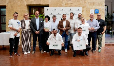 Adrián Castillo, alumno de la Escuela de Hostelería La Fábrica, en Antequera, se ha proclamado ganador del I Concurso de Cocina para Escuelas de Hostelería Gastronomía de Canillas para Escuelas, celebrado en la Escuela de Hostelería del Castillo del Marqués (Valle-Niza, Málaga). El certamen, impulsado por el Ayuntamiento de Canillas de Aceituno ha convocado a las distintas escuelas de hostelería de la provincia, de los que han llegado a la final cinco alumnos. El plato ganador, denominado ‘El chivo loco’, ha consistido en un Wellington de chivo de Canillas con duxelle de tagarninas y sardinas, bechamel de queso de cabra, jamón laminado, verduras de la huerta, mermelada de higos de la Axarquía y reducción al moscatel. “Una interpretación del contraste entre el campo y el mar de Málaga en clave clásica”, según ha destacado el alumno ante el jurado. Plato ganador del concurso. El jurado ha estado formado por Vicente Campos, alcalde de Canillas de Aceituno, Álvaro Hurtado, concejal de Turismo de Canillas de Aceituno, Leonor García-Agua, directora de Sabor a Málaga, Chicho Marín, restaurador y miembro de la junta directiva de Mahos, y Carlos Aguilera, gerente de Chivo de Canillas. Las otras propuestas destacadas por este jurado y que han obtenido el segundo y tercer puesto respectivamente han sido el ‘Maki de chivo a la pastoril y loca de queso de cabra’, firmado por Iván Gómez, y la ‘Paletilla de chivo lechal en dulce memoria’ que ha preparado Encarni Cantero. Del maki de Gómez ha destacado su receta, cocinando la paletilla a baja temperatura con salsa pastoril, acompañando con una loca malagueña con bechamel de queso Montes de Málaga al cardamomo. En cuanto al plato de Encarni Cantero, la participante ha querido compartir que es “un homenaje familiar”. Ha guisado la paletilla en salmuera de romero y tomillo, cocinada a baja temperatura, con reducción al vino dulce, pasas, piñones y pistachos. Esta sobre vichyssoise de patatas y puerro con morcilla de Canillas y terminada con una guarnición de arbolitos de coliflor al comino. Platos ganadores del segundo y tercer premio. El ganador ha recibido un cheque de 600 euros, estuche de vinos con Denominación de Origen Sierras de Málaga y caja de productos malagueños. Además, disfrutará de una estancia formativa en el restaurante José Carlos García, ubicado en el Puerto de Málaga y distinguido con una estrella Michelin. El chef José Carlos García, embajador del concurso, ejercerá como tutor del alumno ganador durante dicho periodo. Por su parte, los otros dos clasificados han recibido un cheque de 200 y 100 euros respectivamente, libros de cocina, productos gourmets malagueños y vinos DO Sierras de Málaga. El alcalde de Canillas de Aceituno, Vicente Campos, ha mantenido su confianza en el potencial del certamen: "El concurso dirigido a escuelas de hostelería supone un paso más en nuestra estrategia. Seguimos trabajando el producto, pero ahora lo hacemos mirando al futuro y al talento joven, sin perder de vista la excelencia gastronómica”. El concejal de Turismo, Álvaro Hurtado, ha recordado que esta iniciativa se enmarca en la evolución del proyecto Gastronomía de Canillas, que desde 2022 ha reunido a 15 cocineros en su recetario digital y ha alcanzado más de 17 millones de visualizaciones en campañas de posicionamiento online. Sobre Gastronomía de Canillas El proyecto Gastronomía de Canillas nace en 2022 con el objetivo de posicionar el chivo de Canillas de Aceituno y la morcilla canillera como productos gourmet de referencia, al tiempo que promociona los recursos turísticos del municipio y su entorno natural. A través de un portal digital, un recetario interactivo, contenidos audiovisuales y campañas de comunicación, la iniciativa se ha consolidado como una herramienta de posicionamiento y visibilidad dentro de la estrategia de turismo gastronómico del Ayuntamiento, alineada con la defensa del medio rural, el producto local y el turismo interior. El portal www.gastronomiadecanillas.es cuenta con más de 15.500 usuarios únicos y ha generado más de 90.000 interacciones, con el 65% del tráfico procedente de fuera de Andalucía.