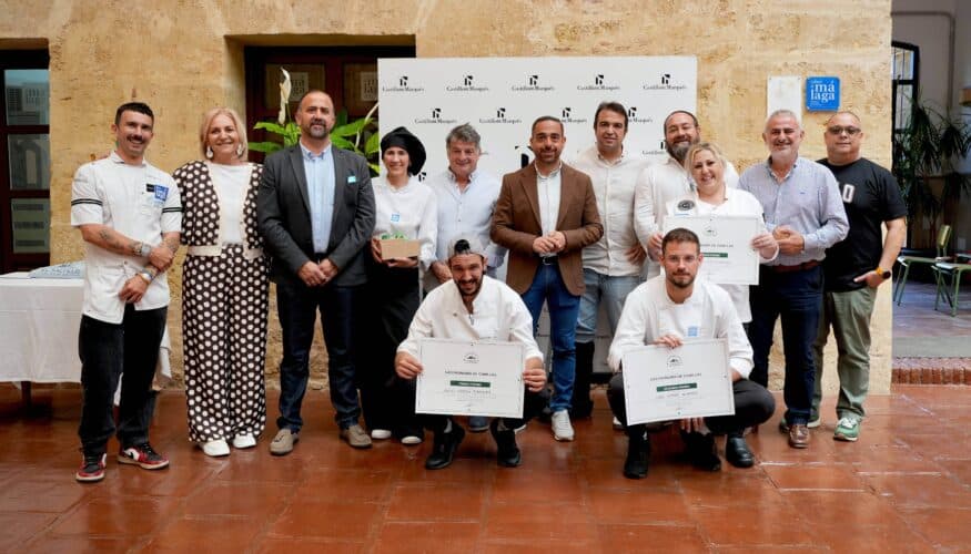 Adrián Castillo, alumno de la Escuela de Hostelería La Fábrica, en Antequera, se ha proclamado ganador del I Concurso de Cocina para Escuelas de Hostelería Gastronomía de Canillas para Escuelas, celebrado en la Escuela de Hostelería del Castillo del Marqués (Valle-Niza, Málaga). El certamen, impulsado por el Ayuntamiento de Canillas de Aceituno ha convocado a las distintas escuelas de hostelería de la provincia, de los que han llegado a la final cinco alumnos. El plato ganador, denominado ‘El chivo loco’, ha consistido en un Wellington de chivo de Canillas con duxelle de tagarninas y sardinas, bechamel de queso de cabra, jamón laminado, verduras de la huerta, mermelada de higos de la Axarquía y reducción al moscatel. “Una interpretación del contraste entre el campo y el mar de Málaga en clave clásica”, según ha destacado el alumno ante el jurado. Plato ganador del concurso. El jurado ha estado formado por Vicente Campos, alcalde de Canillas de Aceituno, Álvaro Hurtado, concejal de Turismo de Canillas de Aceituno, Leonor García-Agua, directora de Sabor a Málaga, Chicho Marín, restaurador y miembro de la junta directiva de Mahos, y Carlos Aguilera, gerente de Chivo de Canillas. Las otras propuestas destacadas por este jurado y que han obtenido el segundo y tercer puesto respectivamente han sido el ‘Maki de chivo a la pastoril y loca de queso de cabra’, firmado por Iván Gómez, y la ‘Paletilla de chivo lechal en dulce memoria’ que ha preparado Encarni Cantero. Del maki de Gómez ha destacado su receta, cocinando la paletilla a baja temperatura con salsa pastoril, acompañando con una loca malagueña con bechamel de queso Montes de Málaga al cardamomo. En cuanto al plato de Encarni Cantero, la participante ha querido compartir que es “un homenaje familiar”. Ha guisado la paletilla en salmuera de romero y tomillo, cocinada a baja temperatura, con reducción al vino dulce, pasas, piñones y pistachos. Esta sobre vichyssoise de patatas y puerro con morcilla de Canillas y terminada con una guarnición de arbolitos de coliflor al comino. Platos ganadores del segundo y tercer premio. El ganador ha recibido un cheque de 600 euros, estuche de vinos con Denominación de Origen Sierras de Málaga y caja de productos malagueños. Además, disfrutará de una estancia formativa en el restaurante José Carlos García, ubicado en el Puerto de Málaga y distinguido con una estrella Michelin. El chef José Carlos García, embajador del concurso, ejercerá como tutor del alumno ganador durante dicho periodo. Por su parte, los otros dos clasificados han recibido un cheque de 200 y 100 euros respectivamente, libros de cocina, productos gourmets malagueños y vinos DO Sierras de Málaga. El alcalde de Canillas de Aceituno, Vicente Campos, ha mantenido su confianza en el potencial del certamen: "El concurso dirigido a escuelas de hostelería supone un paso más en nuestra estrategia. Seguimos trabajando el producto, pero ahora lo hacemos mirando al futuro y al talento joven, sin perder de vista la excelencia gastronómica”. El concejal de Turismo, Álvaro Hurtado, ha recordado que esta iniciativa se enmarca en la evolución del proyecto Gastronomía de Canillas, que desde 2022 ha reunido a 15 cocineros en su recetario digital y ha alcanzado más de 17 millones de visualizaciones en campañas de posicionamiento online. Sobre Gastronomía de Canillas El proyecto Gastronomía de Canillas nace en 2022 con el objetivo de posicionar el chivo de Canillas de Aceituno y la morcilla canillera como productos gourmet de referencia, al tiempo que promociona los recursos turísticos del municipio y su entorno natural. A través de un portal digital, un recetario interactivo, contenidos audiovisuales y campañas de comunicación, la iniciativa se ha consolidado como una herramienta de posicionamiento y visibilidad dentro de la estrategia de turismo gastronómico del Ayuntamiento, alineada con la defensa del medio rural, el producto local y el turismo interior. El portal www.gastronomiadecanillas.es cuenta con más de 15.500 usuarios únicos y ha generado más de 90.000 interacciones, con el 65% del tráfico procedente de fuera de Andalucía.