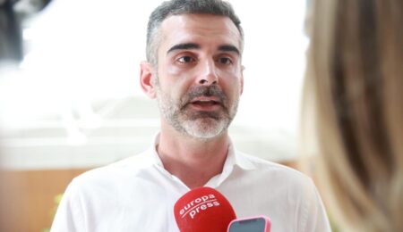 El consejero de Agricultura, Pesca, Agua y Desarrollo Rural en funciones, Ramón Fernández-Pacheco, ha pedido explicaciones al Ministerio de Agricultura, Pesca y Alimentación de la falta de presupuesto para un número importante de solicitantes de las ayudas para la modernización y reestructuración de viñedo en Andalucía dentro de la Intervención Sectorial Vitivinícola (ISV) del Plan Estratégico de la PAC (PEPAC) para España 2023-2027.