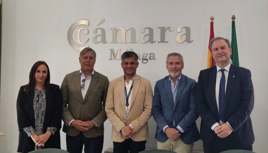 La Cámara Oficial de Comercio, Industria, Servicios y Navegación de Málaga ha mantenido este martes un encuentro institucional con la Asociación de Consignatarios y Empresas Portuarias de Málaga (ACEMAR), con el objetivo de reforzar la colaboración entre ambas entidades y analizar nuevas oportunidades de trabajo conjunto en el ámbito marítimo portuario. En la reunión han participado el presidente de la Cámara de Comercio de Málaga, José Carlos Escribano, junto a la vicepresidenta primera, Paloma Moreno, así como el presidente de ACEMAR, César Cegarra Pérez, acompañado por el tesorero de la asociación, Joaquín Pérez Muñoz Subiri, y su gerente, Juan José Sibina Calderón. Durante el encuentro, Escribano ha destacado la relevancia estratégica del sector portuario para el desarrollo económico de la provincia, especialmente en lo que respecta al impulso de la internacionalización empresarial. “Desde la Cámara sabemos que uno de los grandes retos de nuestras empresas es su salida a mercados exteriores, y en este contexto la actividad marítimo-portuaria desempeña un papel fundamental para el comercio exterior malagueño y andaluz”, subrayó. Asimismo, ha puesto en valor el impacto del crecimiento económico y empresarial en la actividad portuaria, señalando que “nuestras instalaciones constituyen un elemento clave para el desarrollo económico de la provincia y de su área de influencia, favoreciendo el incremento del tráfico de mercancías y el dinamismo del sector”. En este sentido, el presidente de la Cámara ha incidido en la necesidad de mantener y fortalecer este tipo de encuentros con el objetivo de generar sinergias, mejorar la competitividad del tejido empresarial y potenciar la actividad portuaria y marítima, especialmente en un contexto de crecimiento de las exportaciones. Por su parte, el presidente de ACEMAR, César Cegarra, ha explicado que la reunión ha permitido compartir los principales avances alcanzados por la asociación durante el último año, así como explorar nuevas líneas de colaboración con la Cámara de Comercio de Málaga, orientadas a reforzar su presencia y participación institucional. ACEMAR, con más de 47 años de trayectoria, agrupa a más de 22 empresas del ámbito marítimo-portuario que generan más de 600 empleos directos y miles de puestos de trabajo indirectos, desempeñando un papel destacado como interlocutor de la comunidad portuaria y como nexo entre las administraciones y el tejido empresarial. Ambas entidades han coincidido en la importancia de seguir impulsando espacios de colaboración que contribuyan a fortalecer el sector marítimo portuario, mejorar su visibilidad y consolidar su papel como motor económico de la provincia.