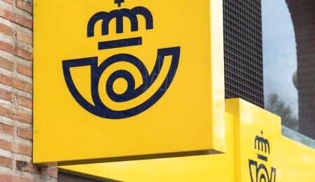 Según el acuerdo adoptado por la Junta Electoral Central, se amplía el plazo para solicitar el voto por correo para las elecciones al Parlamento de Andalucía hasta el viernes, 8 de mayo, en el horario habitual de funcionamiento de las oficinas, o de manera telemática a través de la web www.correos.es, y en ambos casos como máximo hasta las 14:00 horas. Por tanto, los electores que decidan votar por correo podrán solicitar hasta el día 8 de mayo, a las 14:00 horas, el Certificado de su inscripción en el Censo Electoral de la Comunidad Autónoma de Andalucía. La obtención de este certificado es requisito imprescindible para poder emitir el voto por correspondencia y puede solicitarse, por vía online a través de la web www.correos.es o presencialmente en cualquier oficina de Correos de España. Solicitud de voto por correo telemática Los electores pueden solicitar su voto a través de la web de Correos (www.correos.es), sin tener que acudir en persona a una oficina postal. En este modelo de solicitud, que evita desplazamientos, el interesado debe acreditar su identidad mediante autenticación y firma electrónica, aceptándose como sistemas de identificación válidos los certificados de persona física reconocidos por el Ministerio de Industria en su lista de prestadores cualificados de servicios electrónicos de confianza o el DNI electrónico (DNI-e). Solicitud de voto en oficinas La solicitud de voto por correo puede realizarse en todas las oficinas de Correos de España. Esta petición debe ser realizada personalmente por cada elector, salvo en caso de enfermedad o discapacidad –acreditada mediante certificación médica oficial- que le impida la formulación personal de dicha petición. En este caso, puede ser presentada en nombre del elector por otra persona autorizada notarial o consularmente. En el momento de formular la solicitud, los interesados deben acreditar su identidad presentando ante el empleado de la oficina postal el DNI, pasaporte o carnet de conducir originales. Con el objetivo de agilizar los trámites y evitar esperas, la compañía ofrece la opción de cita previa para la solicitud del voto en oficinas, a través de la app, la web de Correos o la Oficina Virtual. Para ello, el elector tan solo debe seleccionar la oficina disponible que tenga cita previa y elegir el día y la hora que más le convengan. Correos entrega las solicitudes recibidas en las Delegaciones Provinciales de la Oficina del Censo Electoral en Andalucía, quienes están enviando a los solicitantes, desde el 27 de abril, la documentación necesaria para que puedan ejercer el voto por correo. Se recuerda a las personas que soliciten el voto por correo que esa documentación la recibirán en la dirección que indiquen en la solicitud, que no tiene por qué coincidir con su domicilio habitual. Una vez presentada la solicitud vía web o presencial, si es aceptada por la Oficina del Censo Electoral, no se podrá votar en la mesa electoral el día de las elecciones al Parlamento de Andalucía. El plazo de depósito del voto por correo finalizará el 13 de mayo de 2026.