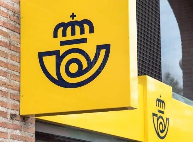Ampliado el plazo para solicitar el voto por correo hasta el viernes, 8 de mayo, a las 14 horas Según el acuerdo adoptado por la Junta Electoral Central, se amplía el plazo para solicitar el voto por correo para las elecciones al Parlamento de Andalucía hasta el viernes, 8 de mayo, en el horario habitual de funcionamiento de las oficinas, o de manera telemática a través de la web www.correos.es, y en ambos casos como máximo hasta las 14:00 horas. Por tanto, los electores que decidan votar por correo podrán solicitar hasta el día 8 de mayo, a las 14:00 horas, el Certificado de su inscripción en el Censo Electoral de la Comunidad Autónoma de Andalucía. La obtención de este certificado es requisito imprescindible para poder emitir el voto por correspondencia y puede solicitarse, por vía online a través de la web www.correos.es o presencialmente en cualquier oficina de Correos de España. Solicitud de voto por correo telemática Los electores pueden solicitar su voto a través de la web de Correos (www.correos.es), sin tener que acudir en persona a una oficina postal. En este modelo de solicitud, que evita desplazamientos, el interesado debe acreditar su identidad mediante autenticación y firma electrónica, aceptándose como sistemas de identificación válidos los certificados de persona física reconocidos por el Ministerio de Industria en su lista de prestadores cualificados de servicios electrónicos de confianza o el DNI electrónico (DNI-e). Solicitud de voto en oficinas La solicitud de voto por correo puede realizarse en todas las oficinas de Correos de España. Esta petición debe ser realizada personalmente por cada elector, salvo en caso de enfermedad o discapacidad –acreditada mediante certificación médica oficial- que le impida la formulación personal de dicha petición. En este caso, puede ser presentada en nombre del elector por otra persona autorizada notarial o consularmente. En el momento de formular la solicitud, los interesados deben acreditar su identidad presentando ante el empleado de la oficina postal el DNI, pasaporte o carnet de conducir originales. Con el objetivo de agilizar los trámites y evitar esperas, la compañía ofrece la opción de cita previa para la solicitud del voto en oficinas, a través de la app, la web de Correos o la Oficina Virtual. Para ello, el elector tan solo debe seleccionar la oficina disponible que tenga cita previa y elegir el día y la hora que más le convengan. Correos entrega las solicitudes recibidas en las Delegaciones Provinciales de la Oficina del Censo Electoral en Andalucía, quienes están enviando a los solicitantes, desde el 27 de abril, la documentación necesaria para que puedan ejercer el voto por correo. Se recuerda a las personas que soliciten el voto por correo que esa documentación la recibirán en la dirección que indiquen en la solicitud, que no tiene por qué coincidir con su domicilio habitual. Una vez presentada la solicitud vía web o presencial, si es aceptada por la Oficina del Censo Electoral, no se podrá votar en la mesa electoral el día de las elecciones al Parlamento de Andalucía. El plazo de depósito del voto por correo finalizará el 13 de mayo de 2026.