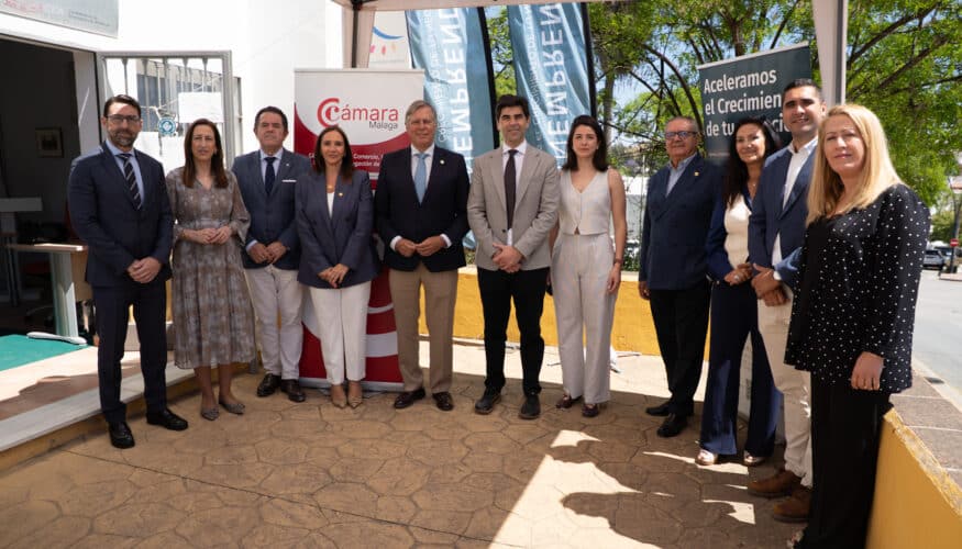 desarrollo de cerca de un millón de metros cuadrados de suelo industrial y logístico". En este sentido, la presidenta de Coín Emprende, Lucía Ruíz ha asegurado que “desde hace unos años Coín se ha convertido en un destino muy atractivo para el emprendimiento empresarial, no solo por ser capital de la comarca del Guadalhorce, sino por haberse convertido en un destino referente en la adquisición de productos y servicios de alta calidad, muy demandados tanto a nivel provincial como nacional e incluso internacional”. “Iniciativas como esta, de acercar los recursos y herramientas que la Cámara ofrece a las empresas, es vital para trabajar de manera conjunta en el crecimiento y desarrollo de nuestro tejido productivo”, ha apuntado.