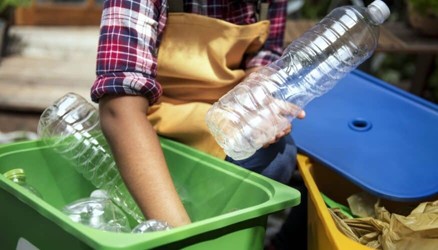 Retail y consumidores ante el mismo reto: prevenir el desperdicio antes que gestionar residuos Cada 17 de mayo, el Día Mundial del Reciclaje invita a reflexionar sobre la importancia de separar, recuperar y dar una segunda vida a los productos todavía aptos para el consumo, evitando que se conviertan en residuos. Sin embargo, en el caso de la alimentación, el reto empieza mucho antes, cuando un producto apto para el consumo acaba convirtiéndose en desperdicio, no solo se genera un residuo, sino que también se pierden todos los recursos utilizados para producirlo, transportarlo, almacenarlo y conservarlo. Bajo esta premisa, Phenix, empresa especializada en la gestión del excedente alimentario, recuerda que el verdadero impacto no está solo en reciclar, sino en evitar que los excedentes se generen y, cuando aparecen, darles una segunda vida mediante su reutilización o donación antes de que se conviertan en residuos. Una visión que implica tanto al sector retail como a los consumidores, dos actores clave para evitar que los alimentos en buen estado terminen fuera del circuito de consumo. Cada alimento desperdiciado implica mucho más que una bolsa de basura. Detrás de cada producto que se tira hay agua, energía, transporte, refrigeración, envases y emisiones que ya se han producido y que no pueden recuperarse completamente, aunque parte de sus materiales puedan reciclarse. Por eso, avanzar hacia modelos alimentarios más sostenibles exige desplazar el foco desde la gestión del residuo final hacia la prevención apostando por la prevención y la reutilización del excedente a lo largo de toda la cadena. Del contenedor a la prevención, un cambio necesario En el sector alimentario, una vez que un excedente ya no puede destinarse al consumo, existen distintas vías para gestionar sus residuos, como el compostaje o la valorización energética. Sin embargo, cuando el alimento se desperdicia, gran parte del impacto ambiental, económico y social ya se ha producido. Por eso, la prevención sigue siendo la herramienta más eficaz para reducir el desperdicio alimentario. Supermercados, tiendas de alimentación y operadores de distribución cuentan hoy con herramientas para ajustar mejor la oferta a la demanda, optimizar la gestión del stock y reducir la generación de excedentes, aunque siempre exista una parte difícil de evitar. ajustar mejor la oferta a la demanda, optimizar la gestión de stock y activar soluciones que permitan dar salida a productos aptos para el consumo antes de que pierdan valor comercial. En paralelo, la prevención del desperdicio también empieza en los hogares. Según la 3º edición del Barómetro de AECOC en colaboración con Phenix, sobre Desperdicio Alimentario, el 54% de los consumidores tira alimentos porque se le olvidan en la nevera o la despensa y acaban pasándose. Este dato refleja que el reto no pasa únicamente por reciclar mejor una vez generado el residuo, sino por incorporar hábitos y herramientas que ayuden a evitar que el alimento llegue a ese punto. Planificar la compra, revisar lo que ya hay en casa, conservar correctamente los alimentos, diferenciar entre fecha de caducidad y fecha de consumo preferente o aprovechar las sobras son gestos cotidianos que pueden reducir de forma significativa la cantidad de comida que termina en la basura. Así, retail y consumidores se enfrentan a un mismo reto desde espacios distintos, actuar antes de que el alimento se convierta en residuo. La tecnología como aliada para evitar que el excedente se convierta en residuo La tecnología se ha convertido en una herramienta clave para avanzar hacia una gestión más eficiente de los excedentes alimentarios. Las soluciones digitales permiten identificar productos con riesgo de desperdiciarse, activar respuestas en tiempo real y conectar esos alimentos con consumidores u organizaciones que pueden darles una segunda oportunidad dentro del circuito de consumo. A través de soluciones dirigidas a empresas, Phenix contribuye a que productos aptos para el consumo encuentren salida antes de convertirse en residuo, impulsando una lógica más preventiva y circular en la gestión alimentaria. Este enfoque permite actuar en distintos puntos de la cadena: desde la optimización de excedentes en supermercados tienda a tienda hasta la sensibilización de los hogares sobre el valor de los alimentos y la importancia de consumir con mayor planificación. La evolución hacia modelos alimentarios más sostenibles pasa por reforzar la prevención, mejorar la medición del desperdicio y consolidar herramientas que permitan actuar con anticipación. En este sentido, el Día Mundial del Reciclaje se presenta como una oportunidad para ampliar la conversación: reciclar mejor sigue siendo necesario, pero prevenir la generación de excedente y reducir el desperdicio antes de que se genere es el primer paso para disminuir el impacto ambiental, económico y social asociado a los alimentos que no llegan a consumirse. “Reciclar es una palanca fundamental para avanzar hacia modelos de consumo más sostenibles, pero en alimentación debemos ir un paso antes: evitar que un producto apto para el consumo llegue a convertirse en residuo. La verdadera economía circular en el sector alimentario empieza por prevenir, medir y gestionar mejor los excedentes. El reto no es sólo reciclar mejor, si no desperdiciar menos y aprovechar mejor los recursos disponibles”, señala Alejandro Andreu Vilà, Head of Iberia de Phenix.