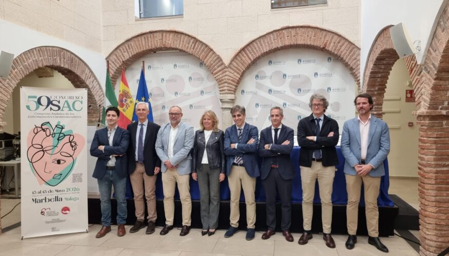 HM Hospitales refuerza su compromiso con la excelencia cardiovascular HM Hospitales ha consolidado su posicionamiento como referente en el ámbito cardiovascular tras la celebración del 59º Congreso de la Sociedad Andaluza de Cardiología y Congreso Andaluz de las Enfermedades Cardiovasculares, celebrado en el Palacio de Congresos de Marbella del 13 al 15 de mayo; y que está considerado como una de las principales citas científicas de la cardiología en Andalucía. El encuentro ha estado presidido por el Dr. Pedro Chinchurreta, jefe del Servicio de Cardiología de HM Hospitales en la territorial sur, quien ha liderado el Comité Organizador de este congreso que ha reunido a especialistas de toda Andalucía. Este ha contado con un programa científico orientado a compartir conocimiento, impulsar la investigación y debatir sobre los principales retos actuales en el manejo de las enfermedades cardiovasculares. Durante el mismo, el Dr. Chinchurreta ha destacado “el alto nivel científico y participativo de esta edición, que ha permitido generar espacios de debate y actualización clínica fundamentales para seguir avanzando en la atención cardiovascular”. Asimismo, ha señalado que “la cardiología vive un momento de enorme transformación gracias a la innovación tecnológica, la medicina personalizada y el trabajo multidisciplinar, y encuentros como este son esenciales para trasladar ese conocimiento a la práctica clínica diaria”. También se han ahondado en los desafíos más relevantes de la especialidad, incluyendo prevención cardiovascular, insuficiencia cardiaca, cardiopatía isquémica, imagen cardíaca, intervencionismo, arritmias o innovación tecnológica aplicada al diagnóstico y tratamiento cardiovascular, con un enfoque eminentemente práctico y participativo. “El objetivo de este congreso ha sido fomentar una cardiología cada vez más colaborativa, cercana y centrada en el paciente, integrando tanto a profesionales sanitarios como a asociaciones de pacientes”, ha añadido el Dr. Chinchurreta, quien además de presidir el Comité Organizador, desempeña actualmente el cargo de vocal por Málaga en la Sociedad Andaluza de Cardiología, reforzando la presencia de HM Hospitales en el ámbito científico, asistencial y formativo de la cardiología andaluza. El evento se ha consolidado como un referente de encuentro entre especialistas, instituciones y la sociedad, reuniendo a más de 400 profesionales sanitarios y 250 representantes de asociaciones de pacientes de Andalucía. Con esta destacada participación y liderazgo, HM Hospitales en Málaga refuerza su compromiso con la medicina cardiovascular avanzada y multidisciplinar. Así, el Grupo continúa apostando por la excelencia clínica, la investigación tecnológica como pilares fundamentales para mejorar la salud y la calidad de vida de sus pacientes. HM Hospitales cuenta en la provincia de Málaga con 3 hospitales: HM Málaga, HM Gálvez y HM Santa Elena, éste último con una clara orientación internacional; y el Policlínico HM El Palo. La red asistencial de HM Hospitales ofrece una atención médica integral y coordinada en sus centros hospitalarios de la provincia, así como en el resto de la red del Grupo en España, formada por 50 centros asistenciales: 24 hospitales, 3 centros integrales de alta especialización en oncología, cardiología, neurociencias, 5 centros especializados en medicina de la reproducción, salud ocular, salud bucodental, medicina estética y cirugía plástica y prevención precoz personalizada, además de 18 policlínicos. Fundamenta su estrategia en ofrecer la mejor calidad asistencial posible al paciente, mediante la incorporación de tecnología de vanguardia y la promoción de la investigación y la docencia. Cuenta con más de 900 profesionales en la provincia que garantizan un servicio sanitario de calidad, proporcionando a los pacientes los últimos avances diagnósticos y terapéuticos, gracias a una amplia cartera de servicios formada por la mayoría de las especialidades médicas y quirúrgicas, coordinadas entre sí, y lideradas por facultativos de reconocida experiencia.