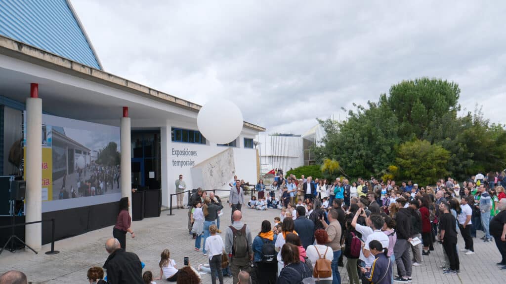 Ciencia recreativa, investigación en directo, charlas, talleres, teatro, música y danza para celebrar el 31.º aniversario Sistema Tierra en Andalucía – Universidad de Granada (IISTA – UGR), han dado a conocer cómo la ciencia investiga el aire que nos envuelve y respiramos con el uso de tres tecnologías de vanguardia —sondeo meteorológico, LIDAR y RADAR— en tiempo real con el lanzamiento de un globo sonda al cielo de Granada. Un experimento en vivo y en directo que ha sido guiado por Olga Ruiz, investigadora del IISTA, y Juan Antonio Bravo, director del IISTA. Ambos han ido interpretando los datos recogidos por estos sistemas y todos los asistentes han podido comprobar cómo varía la composición de la atmósfera desde la superficie hasta la parte más alta de la troposfera, en una experiencia que ha mostrado la precisión, la belleza y el potencial de la investigación científica contemporánea y que ha atraído la atención de numeroso público.