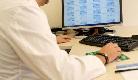 El Servicio Andaluz de Salud (SAS) ha comunicado a los centros sanitarios y a las organizaciones sindicales que el Complemento al Rendimiento Profesional (CRP), de acuerdo con la resolución vigente, será abonado en la nómina complementaria correspondiente al mes de junio.