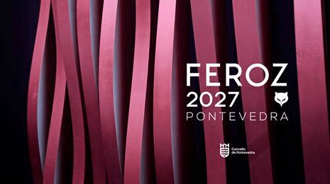 Los Feroz regresan a Pontevedra en 2027 “El motivo principal para el regreso son nuestros vecinos y vecinas que, gracias a su carácter cariñoso y acogedor, hizo de los Feroz un auténtico fenómeno cultural al llenar las proyecciones, coloquios y encuentros”, ha afirmado Fernández Lores. “Apostamos decididamente por seguir siendo la casa de estos premios porque, más allá de la cultura, los Feroz sitúan la marca Pontevedra en un escaparate inigualable que permite visibilizar el talento local y el talento gallego. Las espectaculares cifras de difusión que logramos con la pasada gala proporcionan un nivel de proyección para la ciudad que sería absolutamente imposible de financiar con fondos municipales”. Además, el alcalde ha puesto el acento en “el vital retorno económico que supone para nuestro tejido local, ya que la celebración de este evento garantiza el lleno en la ciudad, dinamizando de forma extraordinaria nuestra hostelería y nuestro comercio en general”. “A este impacto hay que añadirle que la producción de la gala es íntegramente gallega, y prácticamente pontevedresa, apostando firmemente por empresas y profesionales locales para todo su montaje y producción”. Para Elena S. Sánchez “el ciclo bianual de los Feroz en Pontevedra fue más que satisfactorio para la AICE y nos alegra y enorgullece que la ciudad nos reclame para celebrar nuestra gala un tercer año, que no estaba previsto en el acuerdo inicial. Como reconocimiento hacia una ciudad tan acogedora e implicada, nos marcamos como objetivo ampliar aún más el espectro para llegar a más capas de la población tanto en las actividades previas como en la ceremonia”. “La próxima edición apunta a que será una de las más lucidas, debido a la cosecha de cine y series. No hay más que ver el éxito de taquilla que el cine español ha tenido en los primeros meses del año y el hecho histórico de que tres películas nacionales vayan a competir en la Sección Oficial del Festival de Cannes”, ha señalado Sánchez. Una nueva oportunidad para que Pontevedra luzca como anfitriona. Ya respondió con creces a las propuestas de la AICE en los últimos Premios Feroz: unas 30 actividades entre proyecciones, coloquios, mesas de debate y ruedas de prensa, en el Teatro Principal, en el Pazo da Cultura, pero también en la universidad e incluso en prisión. En total, cerca de 10.000 asistentes. En algunas de ellas la convocatoria fue tal que hubo público que no pudo acceder. A nivel nacional, la repercusión de la gala no ha dejado de crecer. En esta fueron 145 los periodistas acreditados de 77 medios, para cubrir la alfombra roja, la gala y el photocall de ganadores; a los que hay que sumar la asistencia de 115 informadores miembros de AICE que también acudieron a la ceremonia. La retransmisión de la gala por La 2 tuvo 2,5 millones de espectadores únicos y una audiencia media del 4,4% de ‘share’, una de las mayores audiencias para una gala durante los últimos años en el segundo canal de TVE. Los Premios Feroz destacan lo mejor de la producción audiovisual española del año para la prensa especializada. Están patrocinados por el Concello de Pontevedra y cuentan con la financiación del Gobierno de España – Instituto de la Cinematografía y de las Artes Audiovisuales (ICAA) del Ministerio de Cultura. La Asociación de Informadores Cinematográficos de España es un grupo plural de alrededor de doscientos periodistas y críticos dedicados a informar sobre cine en televisión, radio, prensa e Internet de todo el país. Desde 2014 entregan los PREMIOS FEROZ® para destacar lo mejor de la producción audiovisual española del año. Además de los galardones anuales, la asociación otorga el Premio Feroz Zinemaldia en el Festival Internacional de Cine de San Sebastián, el Premio Feroz Puerta Oscura en el Festival de Málaga y el Premio Feroz Cinema Jove al mejor cortometraje en el seno del festival del mismo nombre. La AICE también organiza el festival Lo Que Viene, el campus de cine y series La Inmortal en Zaragoza y el programa de formación en periodismo de cine y series María Luz Morales.