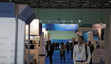 El programa permitirá el contacto directo con empresas del sector, el conocimiento de la oferta formativa, la asistencia a una conferencia sobre empleo y competencias profesionales, y la participación en talleres técnicos orientados al futuro de la industria aeroespacial. 12 paneles de interés de conferencias El programa de conferencias se centrará en los grandes desafíos y oportunidades de la industria, aviación sostenible, espacio innovación, defensa y ciberdefensa. Durante las jornadas se abordarán temas como las tecnologías disruptivas aplicadas a la aviación sostenible, el nuevo escenario europeo de defensa, la soberanía tecnológica en el ámbito espacial y el papel de Andalucía y España en el futuro aeronáutico y espacial. Expertos y directivos de compañías líderes como Airbus, Moeve, ITP Aero, GMV, o Akkodis compartirán visión y experiencias sobre inversión industrial, excelencia operativa y cooperación internacional. El evento también pondrá el foco en el talento, la digitalización y la seguridad tecnológica como ejes de futuro para el sector. Los paneles tratarán cuestiones como la atracción y formación de profesionales especializados, el impacto de la inteligencia artificial generativa y los gemelos digitales en la industria, así como los retos legales y regulatorios del sector. Además, la ciberseguridad de infraestructuras críticas y cadenas de suministro ocupará un espacio destacado, junto al análisis del creciente papel de los drones en los conflictos actuales. Con este enfoque multidisciplinar, ADM Sevilla 2026 refuerza su posición como uno de los grandes foros europeos para impulsar la innovación, la inversión y la colaboración en la industria aeroespacial y de defensa. Empresas inscritas de 30 países El plazo de inscripción en ADM Sevilla 2026 sigue abierto en la página web www.admsevilla.com/es/ . Al igual que en las anteriores ediciones, la organización de esta cita por parte de Andalucía TRADE será cofinanciada con fondos procedentes de la Unión Europea, con cargo al Programa Operativo FEDER de Andalucía 2021-2027, dotado con una contribución comunitaria del 85%, o cualquier otro Programa Europeo susceptible de cofinanciar esta actuación. Hasta la fecha, se han inscrito en esta edición de ADM Sevilla un total de 315 firmas del sector aeroespacial, procedentes de hasta 30 países de cuatro continentes. De ellas, 279 participan como expositoras. Por otro lado, se cuenta hasta la fecha con 49 empresas contratistas (OEMs), de las que 28 son extranjeras y 21 españolas. Los OEMs internacionales proceden de 19 países (Australia, Brasil, Chile, China, EE. UU., Emiratos Árabes Unidos, Francia, India, Italia, Paraguay, Perú, Polonia, Reino Unido, República Checa, Suecia, Suiza, Turquía y Ucrania). Al igual que en el caso de las empresas expositoras, los contratistas nacionales proceden en su mayoría de Andalucía y Madrid.