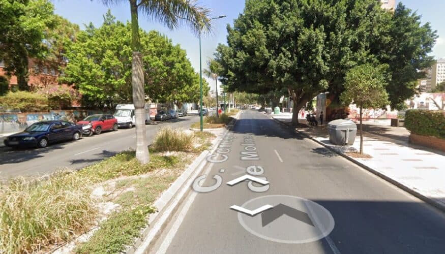 Muere una motorista tras sufrir un accidente de tráfico en Málaga capital Una motorista, del que no han trascendido más datos, ha fallecido tras sufrir un accidente de tráfico en Málaga capital, según informa el 1-1-2, perteneciente a la Agencia de Emergencias de Andalucía, adscrita a la Consejería de Sanidad, Presidencia y Emergencias de la Junta. El siniestro ha tenido lugar a las 5.10 horas de hoy en la calle Corregidor Francisco de Molina, a la altura de la autoescuela. Varios testigos han informado al 1-1-2 de que un turismo y una moto habían colisionado y de que la conductora de la moto estaba tendida en la calzada gravemente herida. Hasta el lugar del suceso se han desplazado efectivos del Centro de Emergencias Sanitarias 061 y de la Policía Local. Fuentes sanitarias y policiales han confirmado el fallecimiento de una mujer en el lugar del accidente tras recibir asistencia.