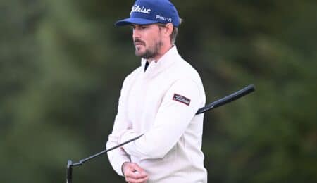 El Challenge de Catalunya entra en ebullición. En una segunda jornada marcada de nuevo por el viento y las difíciles condiciones en Fontanals Golf, el sueco Christofer Blomstrand ha tomado el mando del torneo con autoridad gracias a una espectacular vuelta de 64 golpes (-8), una de las mejores tarjetas presentadas hasta ahora esta semana. Pero la pelea por el título está completamente abierta. El leridano Carlos Pigem, conocedor a la perfección del recorrido catalán, se mantiene como el mejor español clasificado a solo cuatro golpes del liderato. Y junto a él, nombres como Pablo Ereño siguen plenamente metidos en la lucha de cara al fin de semana. En el ecuador del torneo, la clasificación ha dado un vuelco importante. El viento y el frío han endurecido todavía más el campo, pero aun así las diferencias siguen siendo mínimas: apenas ocho golpes separan al líder de los últimos jugadores que han conseguido superar el corte. Entre las hazañas de la jornada destaca el hoyo en uno del danés Anders Emil Ejlersen en el hoyo 5, un par 3 de 190 metros. Blomstrand encuentra su mejor versión Christofer Blomstrand, ganador en el HotelPlanner Tour en 2024 y segundo este año en Durban, ha confirmado en Fontanals que se encuentra en buen momento. El sueco entregó una impecable tarjeta sin errores, con seis birdies y un eagle para alcanzar los 13 bajo par. “He jugado bastante bien, aunque también he metido muchos buenos putts y luego he tenido algunos birdies muy cortos, así que eso siempre ayuda”, explicó el líder. “Pero también ha habido golpes malos. La clave está en mantenerse en el sitio correcto todo el tiempo”. Blomstrand reconoció sentirse especialmente cómodo sobre el recorrido de Fontanals Golf. “Hoy me he sentido muy bien en el campo. Hay hoyos más difíciles que otros y simplemente tienes que colocarte siempre en la posición adecuada. De momento estoy muy contento y ahora solo quiero seguir haciendo mi juego y ver dónde estamos el domingo”. El sueco afronta el fin de semana consciente de que todavía queda mucho torneo por delante. “La temporada ha sido un poco una montaña rusa, igual que estas dos vueltas: ha habido golpes malos y golpes muy buenos. Mi objetivo es minimizar los errores y hacer el juego lo más sencillo posible”. A dos golpes del liderato aparecen el dané s Hamish Brown, el francés Clément Sordet y el también sueco Adam Wallin, todos ellos empatados con 11 bajo par. Pigem enciende la ilusión catalana El gran protagonista español del día fue Carlos Pigem. El jugador de Lleida, que conoce perfectamente Fontanals Golf, firmó una brillante vuelta de 66 golpes (-6) con siete birdies y un solo bogey para colocarse octavo con 9 bajo par, plenamente metido en la pelea. “He empezado muy bien, dejando dada la bola en el hoyo 1”, explicó Pigem. “Ha sido una pena no hacer birdie en el 2, pero luego he reaccionado muy bien”. Tras un bogey en el hoyo 5, el catalán enlazó birdies al 6 y al 7 para recuperar inmediatamente el ritmo de la vuelta. “A partir de ahí la vuelta ha empezado a fluir”, reconoció. “Luego hice birdie al 14 y al 15 y terminé con tres pares muy contento”. Pigem destacó especialmente la mejora desde el tee respecto a la primera jornada. “Hoy probablemente le he pegado mejor desde el tee. Ayer incluso tuve que jugar alguna bola provisional y por la tarde el viento hizo el campo muchísimo más complicado”. Después de un inicio de temporada difícil, el catalán encuentra motivos para ilusionarse. “Es el primer corte que paso este año y eso también me da confianza”, admitió. “Los resultados no habían sido buenos, pero ahora estoy muy contento y ojalá pueda hacer dos buenas vueltas el fin de semana”. Ereño no se cae de la pelea Otro de los nombres propios españoles sigue siendo Pablo Ereño. El madrileño, una de las grandes irrupciones de la temporada en el HotelPlanner Tour, volvió a demostrar personalidad para firmar 67 golpes (-5) y situarse con un total de 8 bajo par. “He jugado los primeros nueve hoyos bastante mal, sobre todo agarrándome mucho y salvando muchos pares”, explicó Ereño. “Pero he luchado muy bien para mantenerme al par”. A partir de ahí, el jugador del ProSpain Team cambió completamente la dinámica de su vuelta. “Después he jugado muy sólido, cogiendo muchas calles y muchos greenes”, comentó. “El eagle del hoyo 2 ha sido clave. Dejé el driver en el centro de la calle, tenía 190 metros y jugué un hierro 6 a la parte derecha, que era la opción más segura. La dejé a cinco metros y metí el putt”. Ereño llega al fin de semana convencido de que todavía queda mucho por decidir. “Estoy muy contento con cómo he sacado adelante la vuelta y con muchas ganas de que llegue el fin de semana”. Hoy se ha hecho el corte en la clasificación que ha quedado en 5 bajo par y lo han pasado un total de 61 jugadores que serán los que disputen las dos jornadas finales del Challenge de Catalunya; entre ellos, 6 españoles: Carlos Pigem (-9), Pablo Ereño (-8), Joel Moscatel (-7), Luis Masaveu (-7), Joseba Torres (-6) y Eduard Rousaud (-5). Mañana sábado la tercera jornada se disputará desde dos tees, comenzando a las 9.00h y la partida estelar a partir de las 10.50h desde el tee del 1. El Challenge de Catalunya cuenta con la colaboración del HotelPlanner Tour, la Real Federación Española de Golf, Fontanals Golf Club, la Federación Catalana de Golf y el Consejo Superior de Deportes, así como Allianz, AON, la Diputación de Girona, Ayuntamiento de Fontanals, Ríos Renovables, BCD Group, Kyocera, Volvo, Bodegas Juan Gil, Mahou, Solán de Cabras, Revel y Titleist, bajo la organización de JGolf.