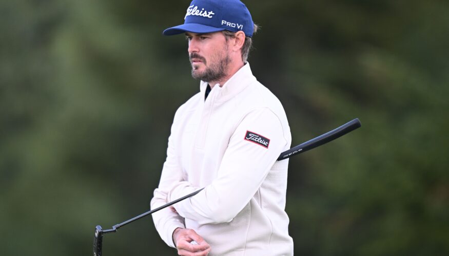 Blomstrand toma el mando en Fontanals y Pigem ilusiona el Challenge de Catalunya El Challenge de Catalunya entra en ebullición. En una segunda jornada marcada de nuevo por el viento y las difíciles condiciones en Fontanals Golf, el sueco Christofer Blomstrand ha tomado el mando del torneo con autoridad gracias a una espectacular vuelta de 64 golpes (-8), una de las mejores tarjetas presentadas hasta ahora esta semana. Pero la pelea por el título está completamente abierta. El leridano Carlos Pigem, conocedor a la perfección del recorrido catalán, se mantiene como el mejor español clasificado a solo cuatro golpes del liderato. Y junto a él, nombres como Pablo Ereño siguen plenamente metidos en la lucha de cara al fin de semana. En el ecuador del torneo, la clasificación ha dado un vuelco importante. El viento y el frío han endurecido todavía más el campo, pero aun así las diferencias siguen siendo mínimas: apenas ocho golpes separan al líder de los últimos jugadores que han conseguido superar el corte. Entre las hazañas de la jornada destaca el hoyo en uno del danés Anders Emil Ejlersen en el hoyo 5, un par 3 de 190 metros. Blomstrand encuentra su mejor versión Christofer Blomstrand, ganador en el HotelPlanner Tour en 2024 y segundo este año en Durban, ha confirmado en Fontanals que se encuentra en buen momento. El sueco entregó una impecable tarjeta sin errores, con seis birdies y un eagle para alcanzar los 13 bajo par. “He jugado bastante bien, aunque también he metido muchos buenos putts y luego he tenido algunos birdies muy cortos, así que eso siempre ayuda”, explicó el líder. “Pero también ha habido golpes malos. La clave está en mantenerse en el sitio correcto todo el tiempo”. Blomstrand reconoció sentirse especialmente cómodo sobre el recorrido de Fontanals Golf. “Hoy me he sentido muy bien en el campo. Hay hoyos más difíciles que otros y simplemente tienes que colocarte siempre en la posición adecuada. De momento estoy muy contento y ahora solo quiero seguir haciendo mi juego y ver dónde estamos el domingo”. El sueco afronta el fin de semana consciente de que todavía queda mucho torneo por delante. “La temporada ha sido un poco una montaña rusa, igual que estas dos vueltas: ha habido golpes malos y golpes muy buenos. Mi objetivo es minimizar los errores y hacer el juego lo más sencillo posible”. A dos golpes del liderato aparecen el dané s Hamish Brown, el francés Clément Sordet y el también sueco Adam Wallin, todos ellos empatados con 11 bajo par. Pigem enciende la ilusión catalana El gran protagonista español del día fue Carlos Pigem. El jugador de Lleida, que conoce perfectamente Fontanals Golf, firmó una brillante vuelta de 66 golpes (-6) con siete birdies y un solo bogey para colocarse octavo con 9 bajo par, plenamente metido en la pelea. “He empezado muy bien, dejando dada la bola en el hoyo 1”, explicó Pigem. “Ha sido una pena no hacer birdie en el 2, pero luego he reaccionado muy bien”. Tras un bogey en el hoyo 5, el catalán enlazó birdies al 6 y al 7 para recuperar inmediatamente el ritmo de la vuelta. “A partir de ahí la vuelta ha empezado a fluir”, reconoció. “Luego hice birdie al 14 y al 15 y terminé con tres pares muy contento”. Pigem destacó especialmente la mejora desde el tee respecto a la primera jornada. “Hoy probablemente le he pegado mejor desde el tee. Ayer incluso tuve que jugar alguna bola provisional y por la tarde el viento hizo el campo muchísimo más complicado”. Después de un inicio de temporada difícil, el catalán encuentra motivos para ilusionarse. “Es el primer corte que paso este año y eso también me da confianza”, admitió. “Los resultados no habían sido buenos, pero ahora estoy muy contento y ojalá pueda hacer dos buenas vueltas el fin de semana”. Ereño no se cae de la pelea Otro de los nombres propios españoles sigue siendo Pablo Ereño. El madrileño, una de las grandes irrupciones de la temporada en el HotelPlanner Tour, volvió a demostrar personalidad para firmar 67 golpes (-5) y situarse con un total de 8 bajo par. “He jugado los primeros nueve hoyos bastante mal, sobre todo agarrándome mucho y salvando muchos pares”, explicó Ereño. “Pero he luchado muy bien para mantenerme al par”. A partir de ahí, el jugador del ProSpain Team cambió completamente la dinámica de su vuelta. “Después he jugado muy sólido, cogiendo muchas calles y muchos greenes”, comentó. “El eagle del hoyo 2 ha sido clave. Dejé el driver en el centro de la calle, tenía 190 metros y jugué un hierro 6 a la parte derecha, que era la opción más segura. La dejé a cinco metros y metí el putt”. Ereño llega al fin de semana convencido de que todavía queda mucho por decidir. “Estoy muy contento con cómo he sacado adelante la vuelta y con muchas ganas de que llegue el fin de semana”. Hoy se ha hecho el corte en la clasificación que ha quedado en 5 bajo par y lo han pasado un total de 61 jugadores que serán los que disputen las dos jornadas finales del Challenge de Catalunya; entre ellos, 6 españoles: Carlos Pigem (-9), Pablo Ereño (-8), Joel Moscatel (-7), Luis Masaveu (-7), Joseba Torres (-6) y Eduard Rousaud (-5). Mañana sábado la tercera jornada se disputará desde dos tees, comenzando a las 9.00h y la partida estelar a partir de las 10.50h desde el tee del 1. El Challenge de Catalunya cuenta con la colaboración del HotelPlanner Tour, la Real Federación Española de Golf, Fontanals Golf Club, la Federación Catalana de Golf y el Consejo Superior de Deportes, así como Allianz, AON, la Diputación de Girona, Ayuntamiento de Fontanals, Ríos Renovables, BCD Group, Kyocera, Volvo, Bodegas Juan Gil, Mahou, Solán de Cabras, Revel y Titleist, bajo la organización de JGolf.