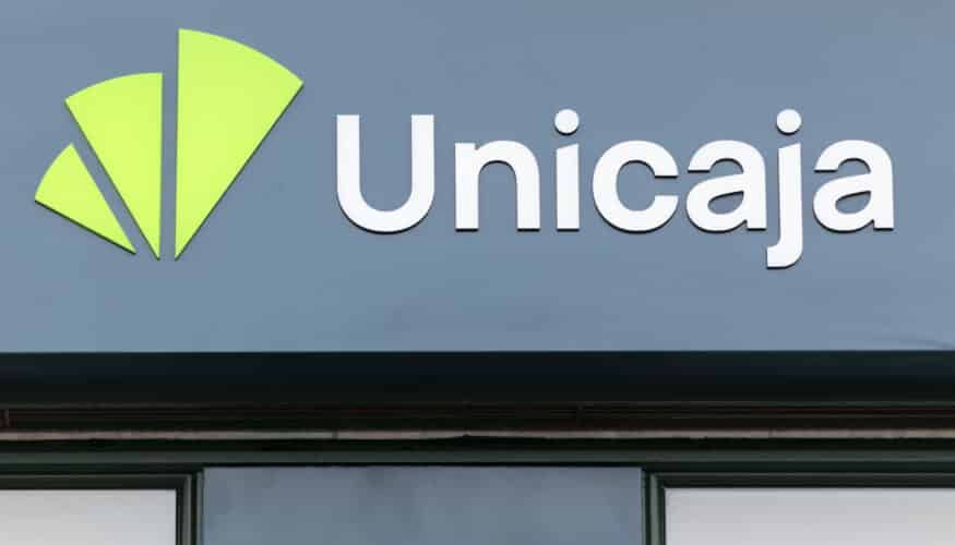 Casi la mitad de las hipotecas concedidas por Unicaja en 2025 para primera vivienda se destinó a menores de 35 años Los menores de 35 años representaron el 45,9% de la financiación hipotecaria concedida por Unicaja en 2025 para primera vivienda, de modo que casi una de cada dos operaciones formalizadas el pasado ejercicio se destinó a jóvenes. En total, más de 16.700 familias adquirieron su primera vivienda con Unicaja en 2025, poniendo así de manifiesto la contribución de la entidad a facilitar el acceso a la vivienda, uno de los principales retos socioeconómicos en la actualidad. De este modo, contribuye a reforzar la estabilidad residencial y a favorecer el desarrollo de proyectos de vida. En el caso concreto de los jóvenes, el 21,6% de los préstamos hipotecarios se concedió a clientes de hasta 30 años y el 24,3% a personas de entre 31 y 35 años, según se recoge en el Informe de Impacto Socioeconómico 2025 de la entidad. Este comportamiento se apoya en una oferta específica para facilitar el acceso a la vivienda, que incluye la Hipoteca Joven, dirigida a personas de hasta 35 años, así como operaciones canalizadas a través de convenios con comunidades autónomas y líneas del ICO. La financiación hipotecaria forma parte de una cartera de créditos claramente orientada al acceso a la vivienda, que representa alrededor del 62% del crédito concedido por la entidad. En 2025 Unicaja formalizó más de 3.087 millones de euros en nuevas hipotecas, un 30% más que el año anterior. Este enfoque se enmarca en el Plan Estratégico 2025-2027, que sitúa al cliente en el centro de la actividad del banco, acompañándolo en las distintas etapas financieras. Apoyo a los jóvenes Bajo la denominación ‘This is Uni’, Unicaja agrupa una oferta integral dirigida a los jóvenes en sus diferentes ciclos financieros, con soluciones que abarcan desde la financiación de estudios y otros proyectos personales, hasta productos para la adquisición de la primera vivienda. En cuanto al acceso al mercado inmobiliario, el banco es consciente de que la compra de la primera residencia es una de las decisiones económicas más importantes en la vida de cualquier persona, por lo que su planteamiento combina condiciones específicas, asesoramiento profesional y una atención cercana, apoyada en tecnología avanzada. Informe de Impacto Socioeconómico 2025 Unicaja cuenta con una vocación de servicio y compromiso con el desarrollo de las comunidades en las que actúa. De hecho, es consciente de que su actividad no solo tiene un valor económico, sino también social. Precisamente, el Informe de Impacto Socioeconómico 2025 ‘Nuestra contribución a la sociedad’ cuantifica la influencia real de Unicaja en la economía española, a través de diferentes indicadores económicos y sociales, y mediante su compromiso con la sostenibilidad, la inclusión financiera y la educación económica. Por tanto, este documento evidencia cómo una entidad financiera puede ser motor de transformación, generadora de oportunidades y aliada del progreso social.