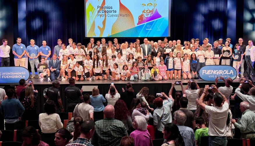 El Ayuntamiento de Fuengirola ha recibido una mención de honor de AMETIC por su proyecto de inteligencia turística durante la celebración de Digital Tourist 2026, uno de los principales encuentros nacionales sobre innovación y tecnología aplicada al turismo. Este congreso reúne anualmente a administraciones públicas, destinos turísticos, empresas tecnológicas y expertos nacionales e internacionales en torno a estas materias. El reconocimiento, recibido en Benidorm por el primer teniente de alcalde, Rodrigo Romero, pone en valor la apuesta de Fuengirola por un nuevo modelo de gestión turística basado en la inteligencia artificial, la integración tecnológica y la mejora de la experiencia del visitante. El galardón distingue el proyecto hasta ahora conocido como `Fuengirola 360´, una iniciativa que integra en un único ecosistema inteligente todas las necesidades que puede tener un turista desde el momento en que planifica su viaje hasta después de regresar a su lugar de origen y compartir su experiencia. Se trata de una nueva manera de entender la relación entre una ciudad y quienes la visitan. Con este proyecto, el Ayuntamiento quiere superar un modelo fragmentado en el que la web turística, la atención en destino y la relación posterior con el visitante funcionaban de manera separada, apostando por conectar las tres etapas del viaje en una única plataforma inteligente, integrada y centrada en las personas. Antes del viaje, el sistema permitirá a los usuarios descubrir Fuengirola mediante canales digitales, contenidos inteligentes y herramientas de planificación dinámica capaces de ofrecer propuestas personalizadas, según sus intereses y necesidades. Durante la estancia, los visitantes contarán con puntos de atención e información disponibles las 24 horas del día en distintos espacios de la ciudad, apoyados por inteligencia artificial y preparados para ofrecer una experiencia accesible, inmediata y útil en varios idiomas. Después del viaje, la plataforma permitirá mantener el vínculo con quienes visitan el municipio gracias a herramientas avanzadas de CRM y fidelización, favoreciendo una comunicación continua entre el destino y el visitante. Todo ello estará integrado en una plataforma tecnológica completa y escalable, orientada a la excelencia en el servicio y basada en la gestión inteligente del destino, el análisis de datos y la inteligencia artificial aplicada al turismo. Además, el proyecto también estará abierto a la participación de los negocios locales que deseen integrarse en esta nueva herramienta, favoreciendo así una mayor conexión entre el tejido empresarial de la ciudad y la experiencia turística de quienes visitan Fuengirola. Con esta distinción, Fuengirola refuerza su posicionamiento como uno de los destinos turísticos más innovadores del país y consolida su apuesta por un modelo turístico más moderno, conectado y adaptado a las nuevas necesidades de los viajeros.