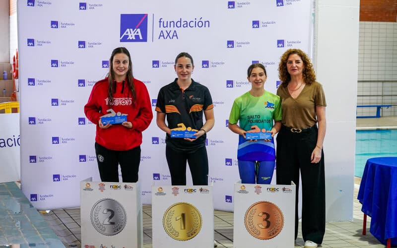 HISTÓRICO TRIPLETE FEMENINO EN EL PODIO DE LA 15ª EDICIÓN DEL CAMPEONATO AXA DE PROMESAS PARALÍMPICAS DE NATACIÓN DISPUTADO EN MÁLAGA Una edición muy especial, porque se han cumplido 15 años desde su inicio y porque, por primera vez, un triplete femenino ha copado los tres escalafones en la categoría absoluta. Además, dos de ellas, Berta y Yaiza, provienen del Equipo AXA. La competición, organizada en tres categorías de edad en función del año de nacimiento, tuvo otros triunfadores. Así, en la categoría Alevín (2014-posteriores), la medalla de oro se la adjudicaron Alejandra García y Leo-Matthew Grandados; en Infantil (2011-2012-2013), junto a Haizea Vázquez se proclamó vencedor en la categoría masculina Luis Martí, mientras que en Juvenil (2008-2009-2010) se encaramaron a lo más alto del podio la citada Berta Colomer y Miguel Hernández-Franch. Respecto a las tres mejores nadadoras absolutas, apuntar que Berta tomó parte en las pruebas de 50, 100 y 400 libre y 200 estilos, Yaiza, en 400 libres, 50 y 100 espalda y 200 estilos, y Haizea, en 50 mariposa, 50 y 100 libre y 200 estilos. En cuanto a la categoría por equipos se refiere, el podio de ganadores lo compusieron la Federación Catalana de Deportes de Personas con Discapacidad Física (FCEDF), primera clasificada con 229 puntos, seguida de la Federación de Deportes para Personas con Discapacidad física del Principado de Asturias (FEDEMA), segunda con 226, siendo la tercera plaza para la Federación de Deportes Adaptados de la Comunidad Valenciana (FESA), con 183. El campeonato contó con la participación de nadadores de la Federación Española de Deportes de Personas con Discapacidad Física (FEDDF), de la de Discapacidad Intelectual (FEDDI), de la de Parálisis Cerebral (FEDPC) y de la de Ciegos (FEDC), pertenecientes a clubes y entidades llegados de toda España. En la entrega de trofeos, además de los propios deportistas, especial mención para AXA por sus 15 años ininterrumpidos de apoyo a la natación paralímpica con la celebración de este campeonato, entre otras cosas. Recogió la placa conmemorativa la gerente de la Fundación AXA, María José Ballestero. Una competición esta que se enmarca dentro del Proyecto AXA de Promesas Paralímpicas de Natación, cuyo objetivo es servir de paso previo para los deportistas que posteriormente se puedan ir incorporando al Plan ADOP y formar parte del Equipo Paralímpico Español en futuras competiciones internacionales, tal y como ya han hecho muchas estrellas ya consagradas como Nuria Marqués, Íñigo Llopis, Óscar Salguero o María Delgado, entre otros, todos ellos medallistas en unos Juegos.